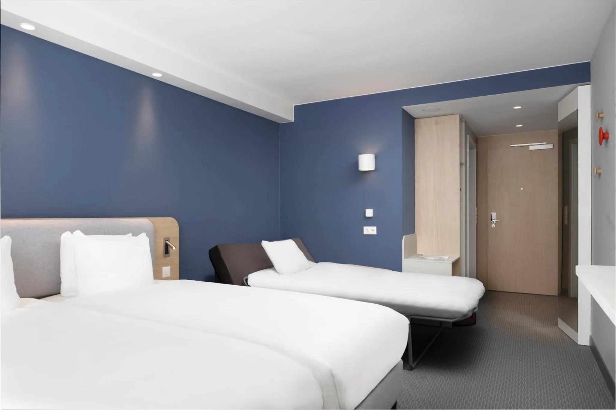 Photo of the whole room, Bed in Holiday Inn Express & Suites Sion by IHG
