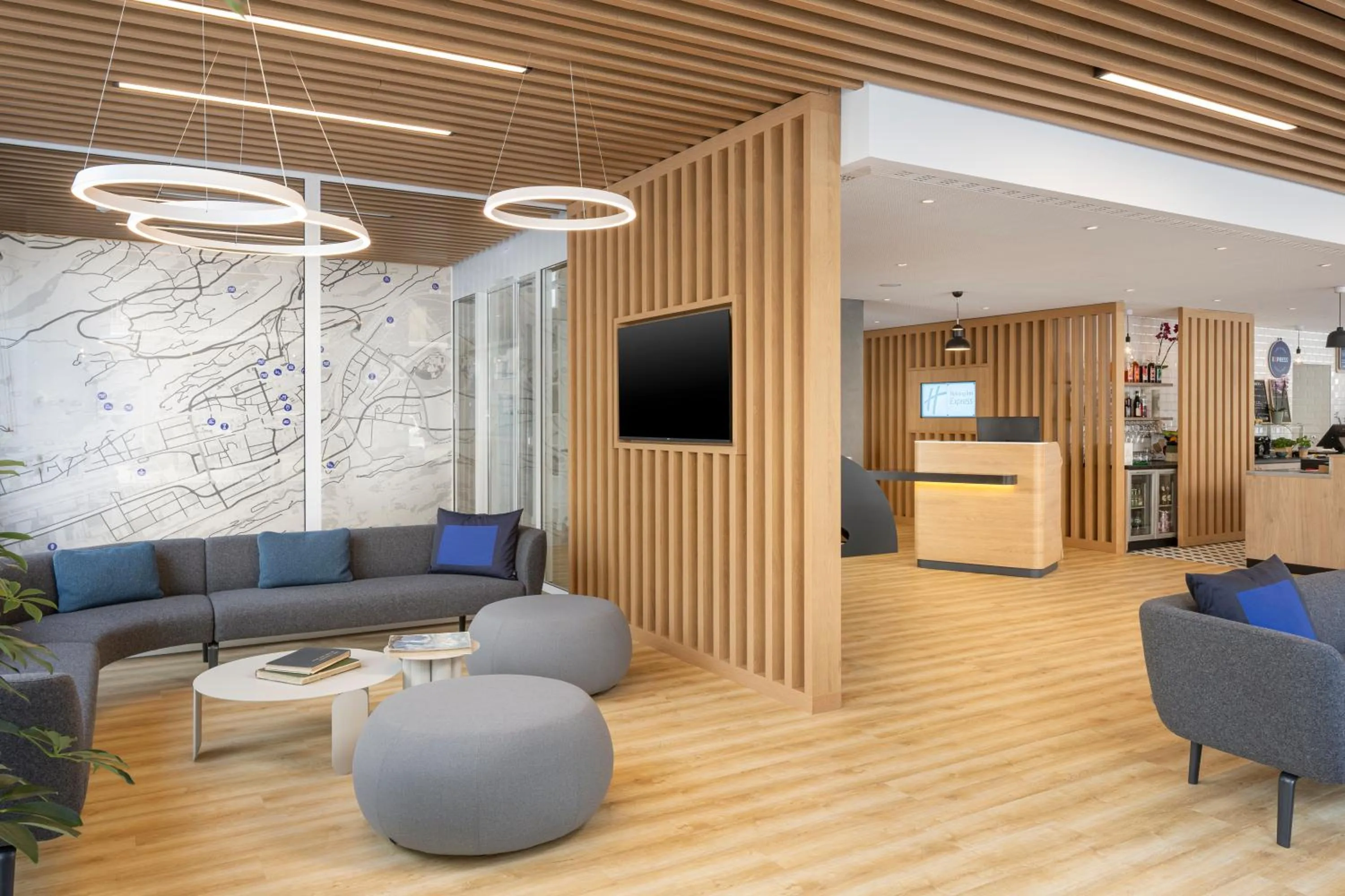 Communal lounge/ TV room in Holiday Inn Express & Suites Sion by IHG