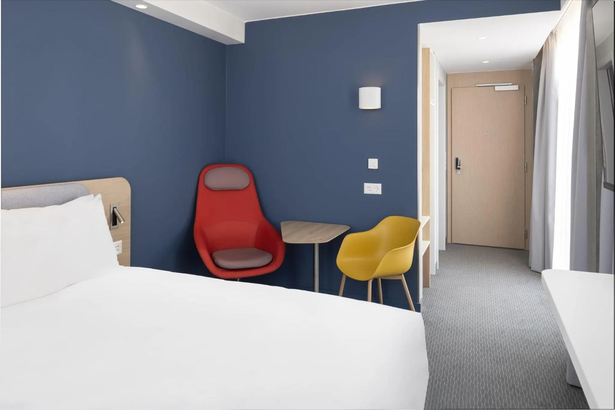 Photo of the whole room, Bed in Holiday Inn Express & Suites Sion by IHG