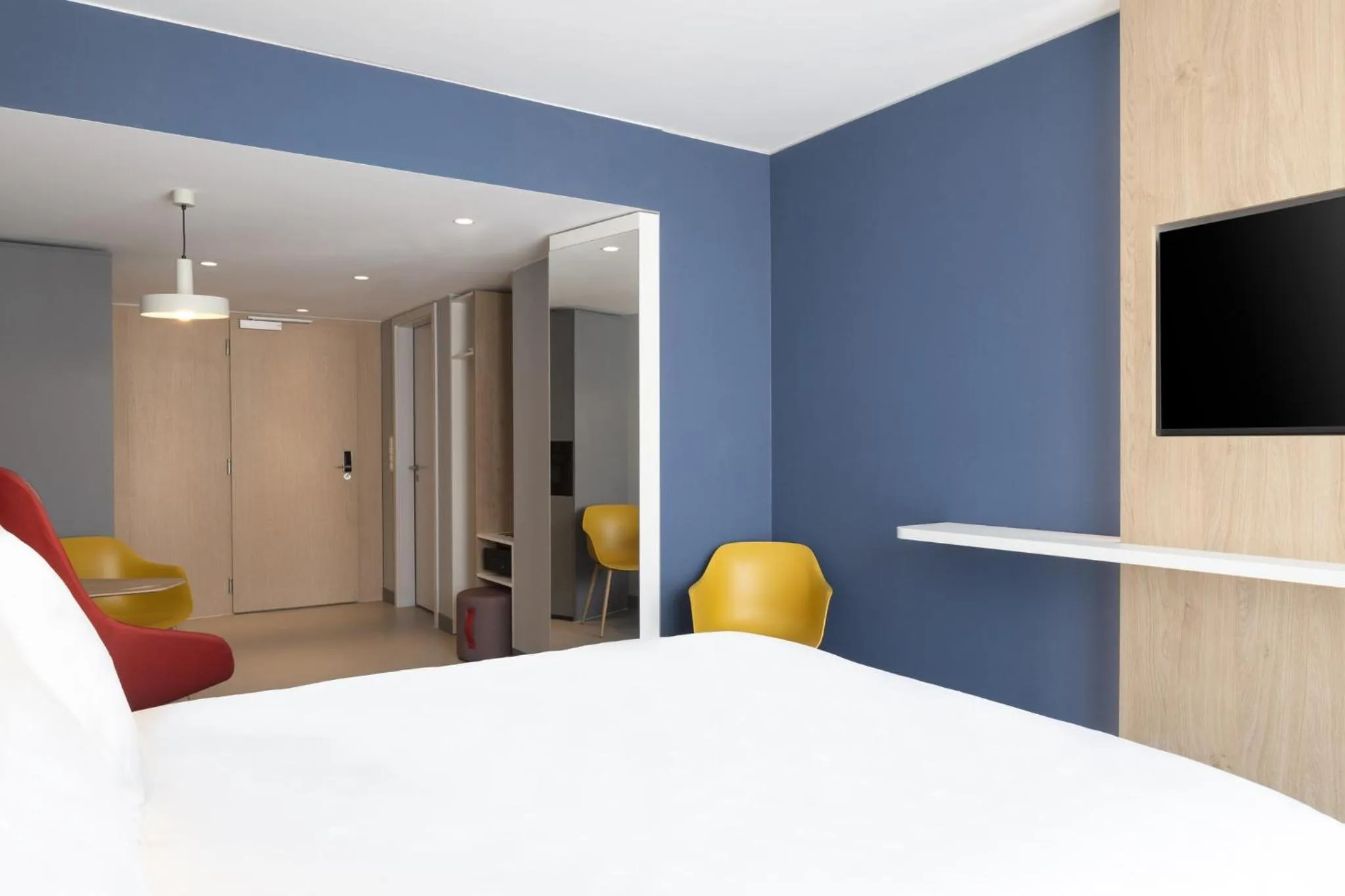 Photo of the whole room, Bed in Holiday Inn Express & Suites Sion by IHG