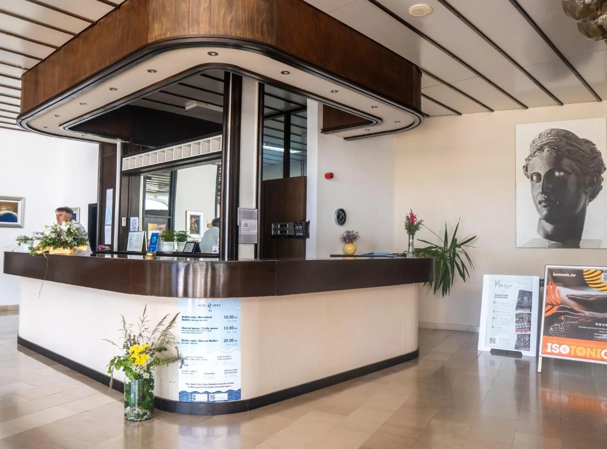 Restaurant/places to eat in Hotel Issa