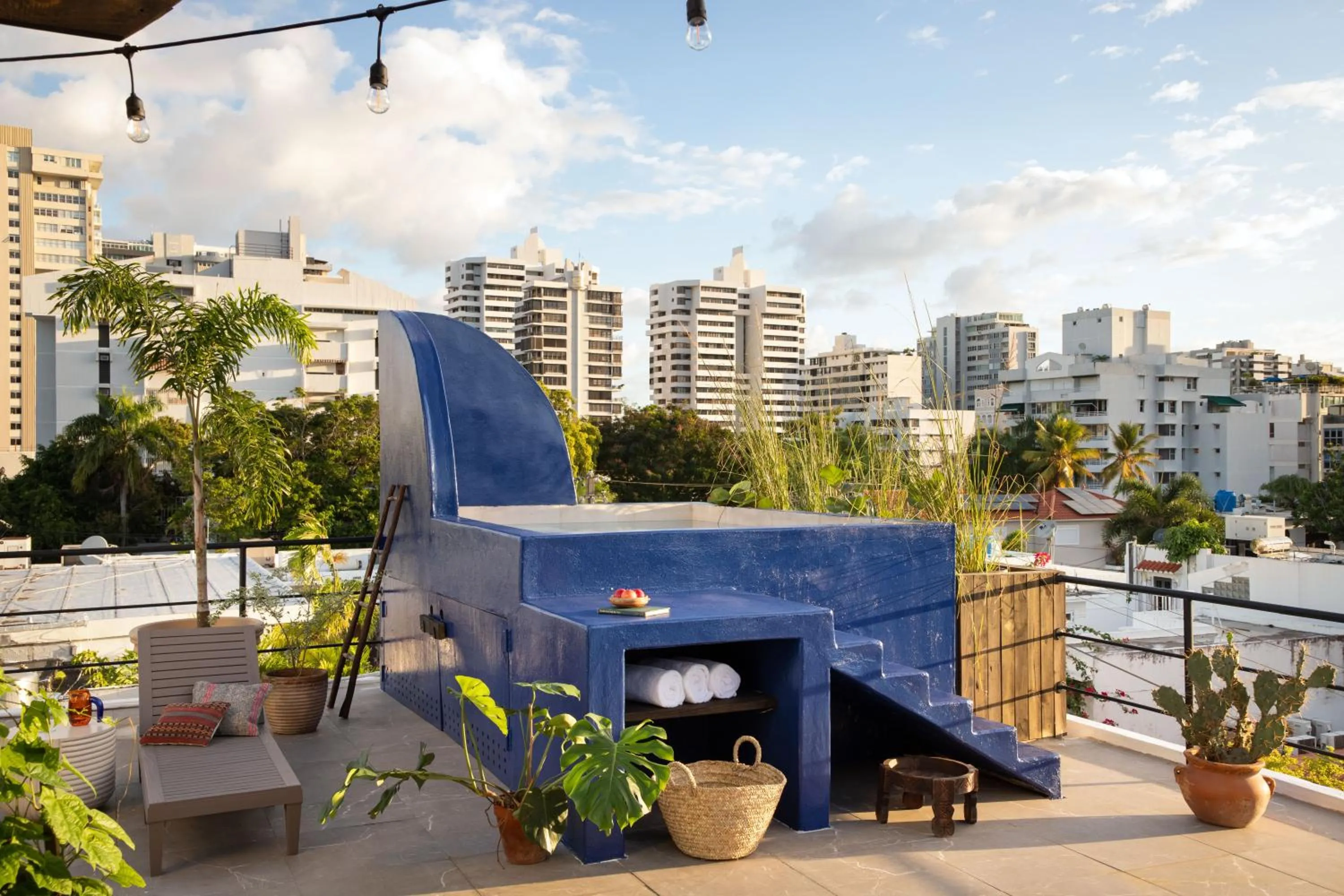 Swimming pool in MARU by DW