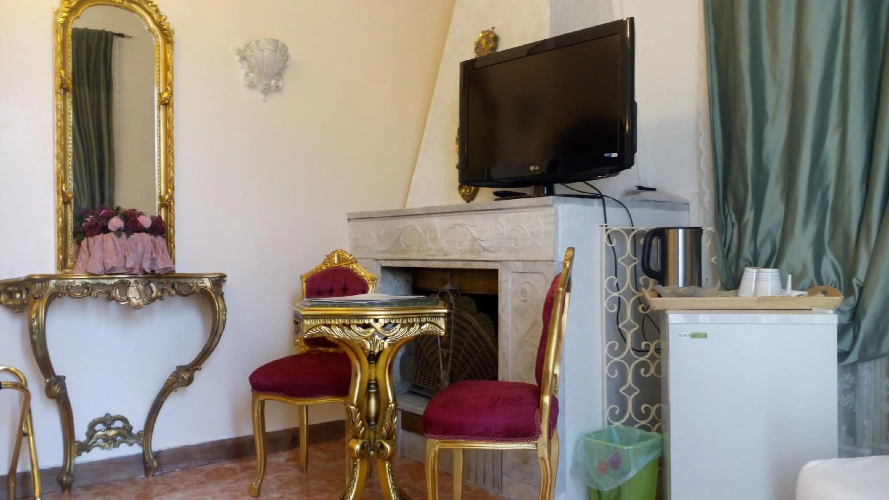 TV/Entertainment Center in B&B Vittoria Colonna