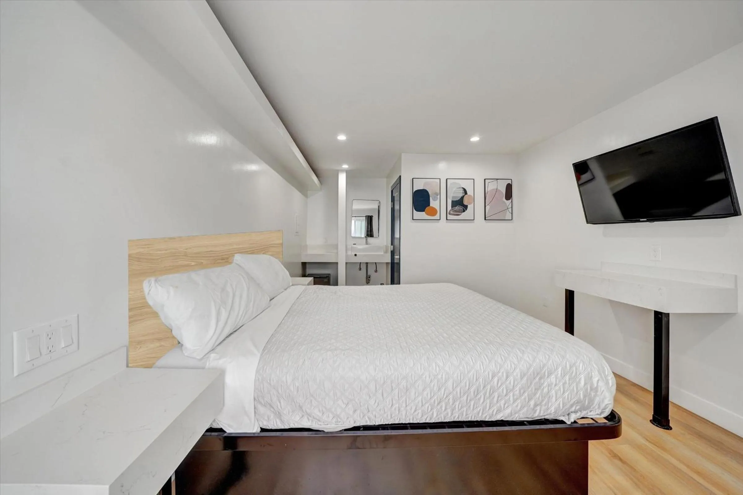 Photo of the whole room, Bed in Casablanca Inn
