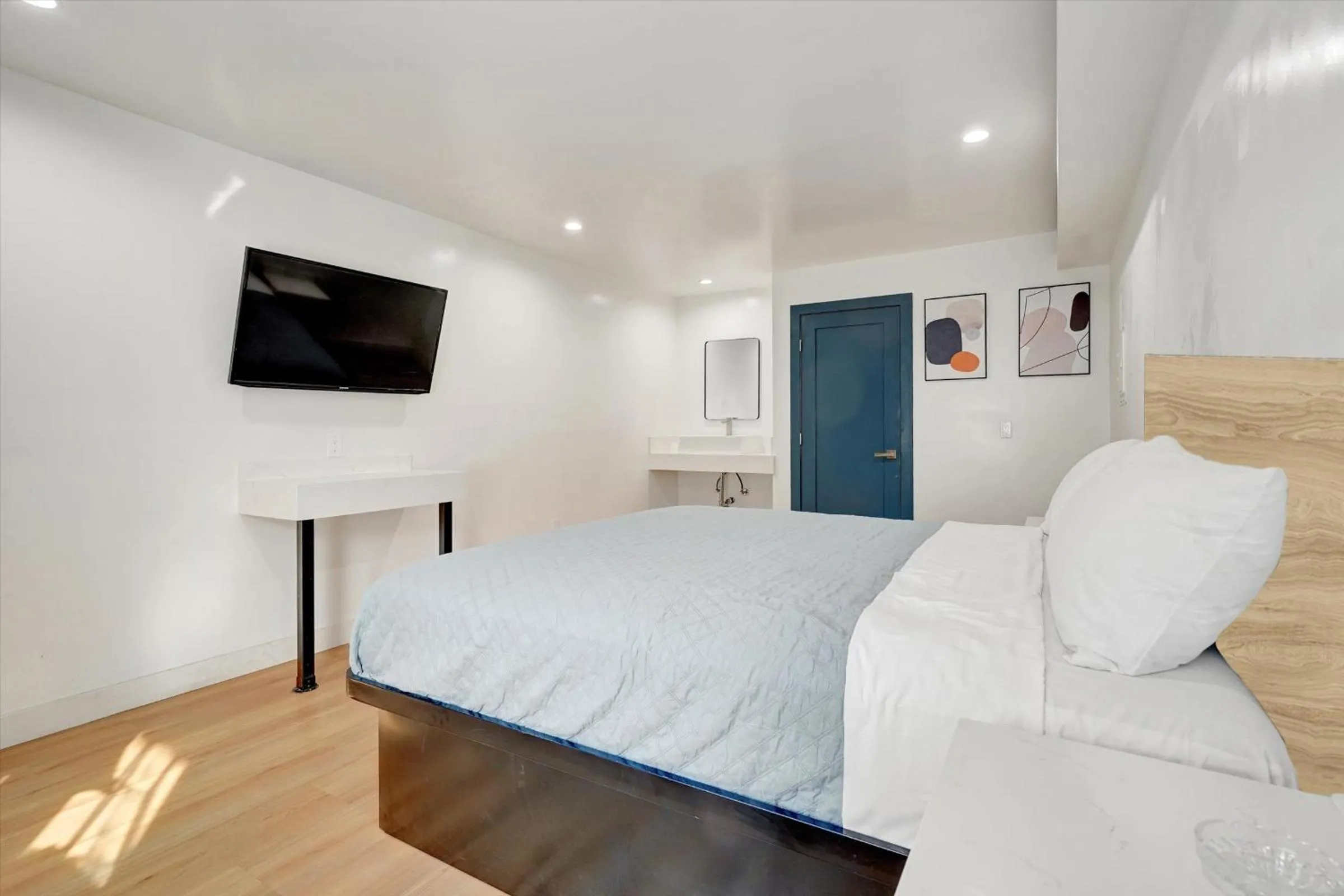 Photo of the whole room, Bed in Casablanca Inn