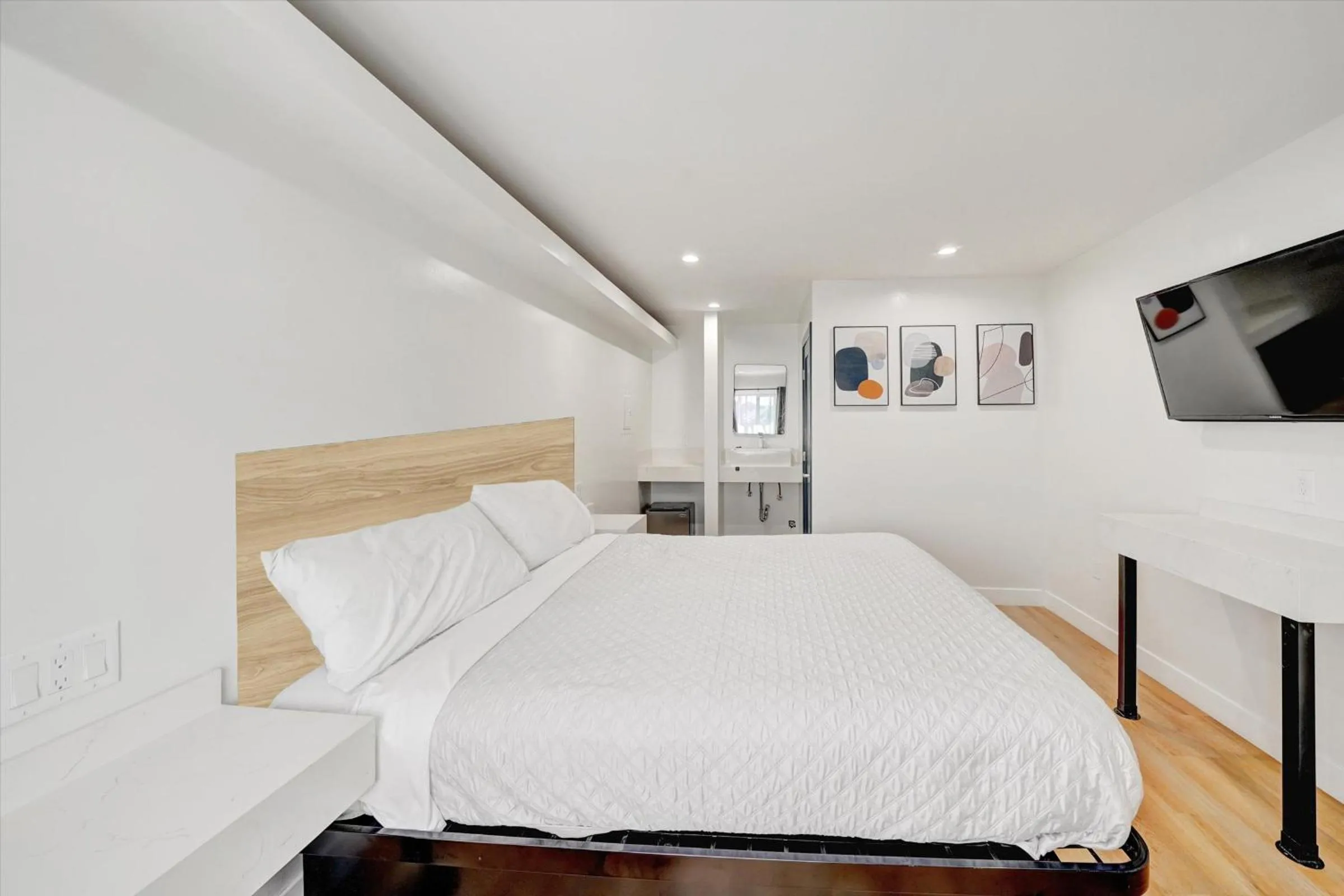 Photo of the whole room, Bed in Casablanca Inn