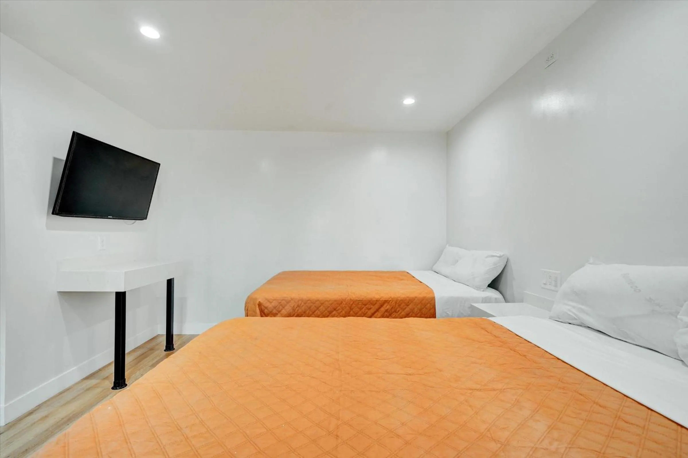 Photo of the whole room, Bed in Casablanca Inn