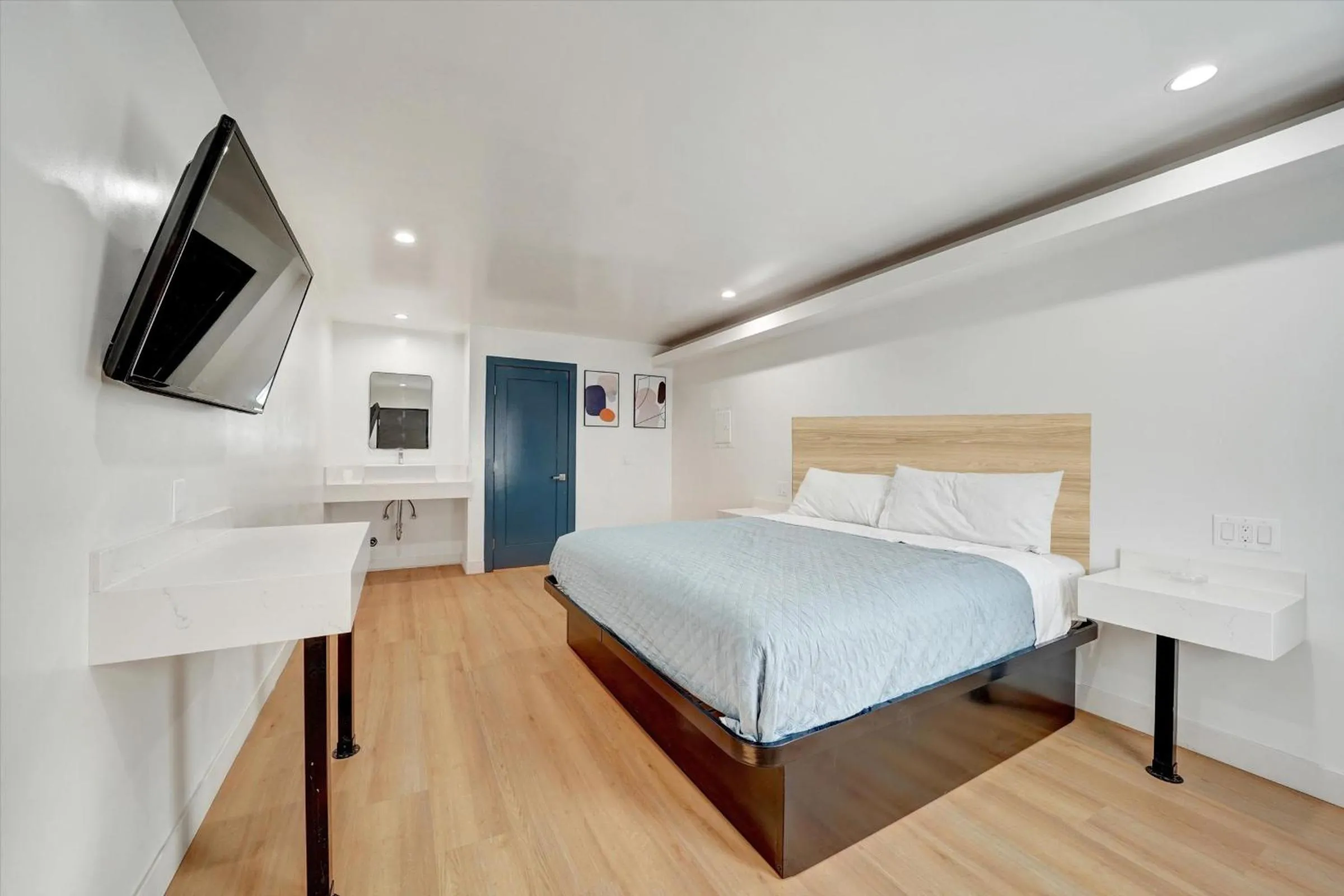 Photo of the whole room, Bed in Casablanca Inn