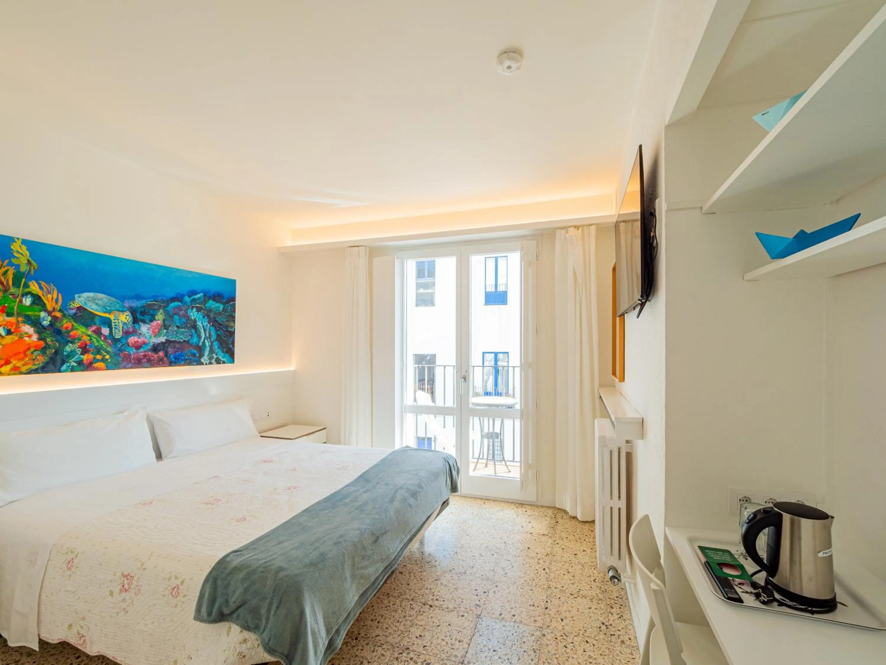 TV and multimedia, Bed in Hostal Marina Cadaqués