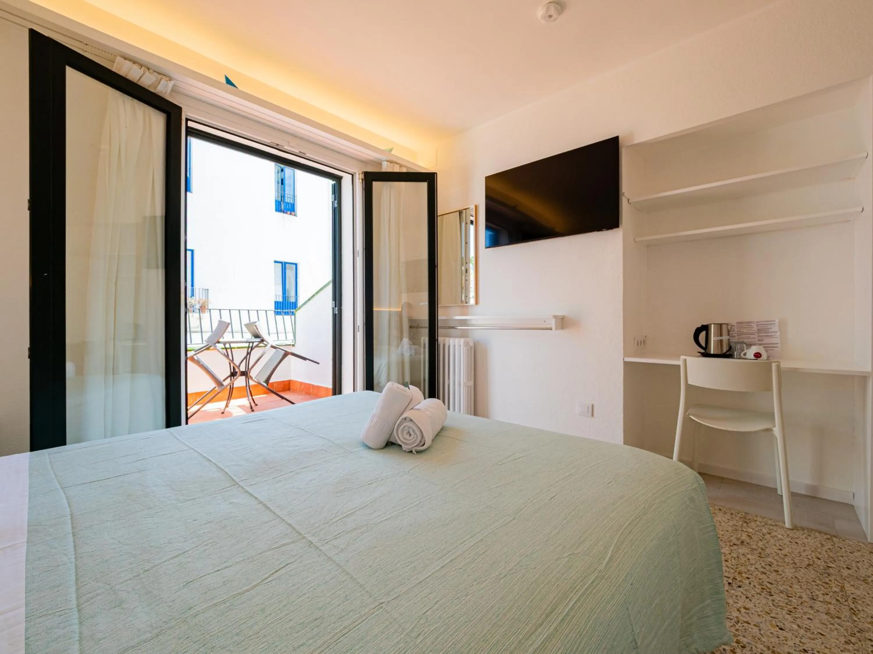 TV and multimedia, Bed in Hostal Marina Cadaqués