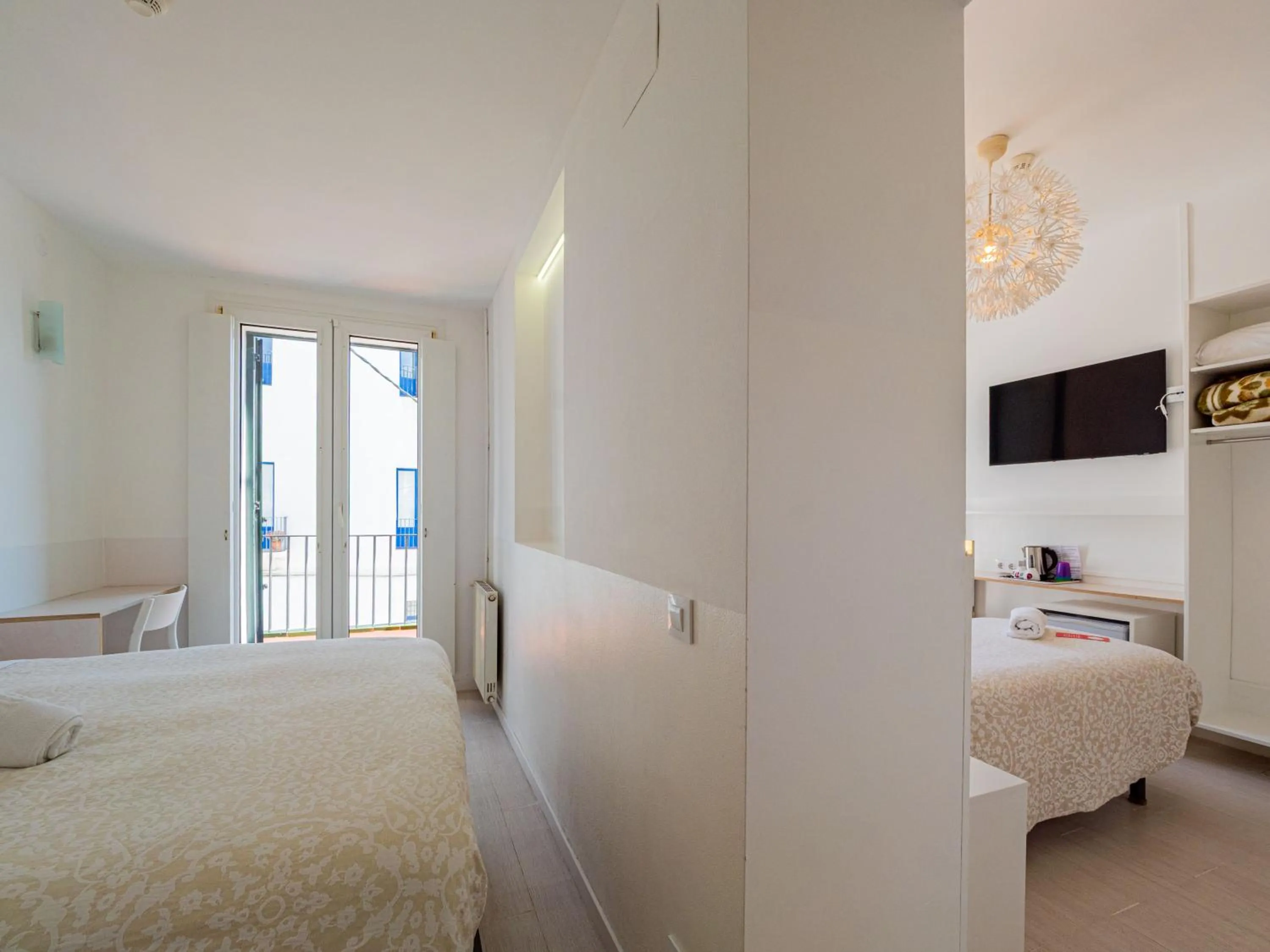 TV and multimedia, Bed in Hostal Marina Cadaqués