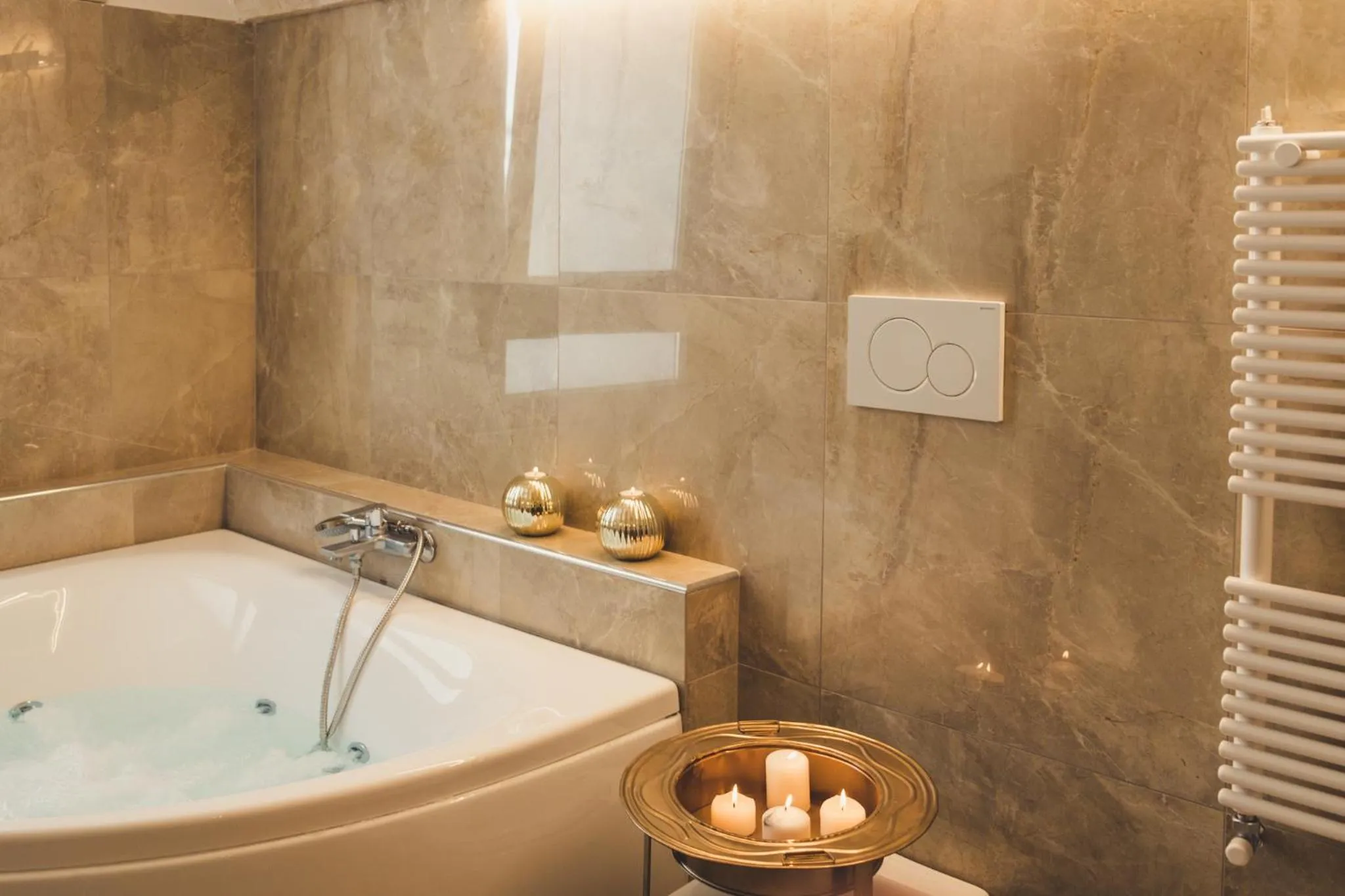 Hot Tub in HolidayMonopoli