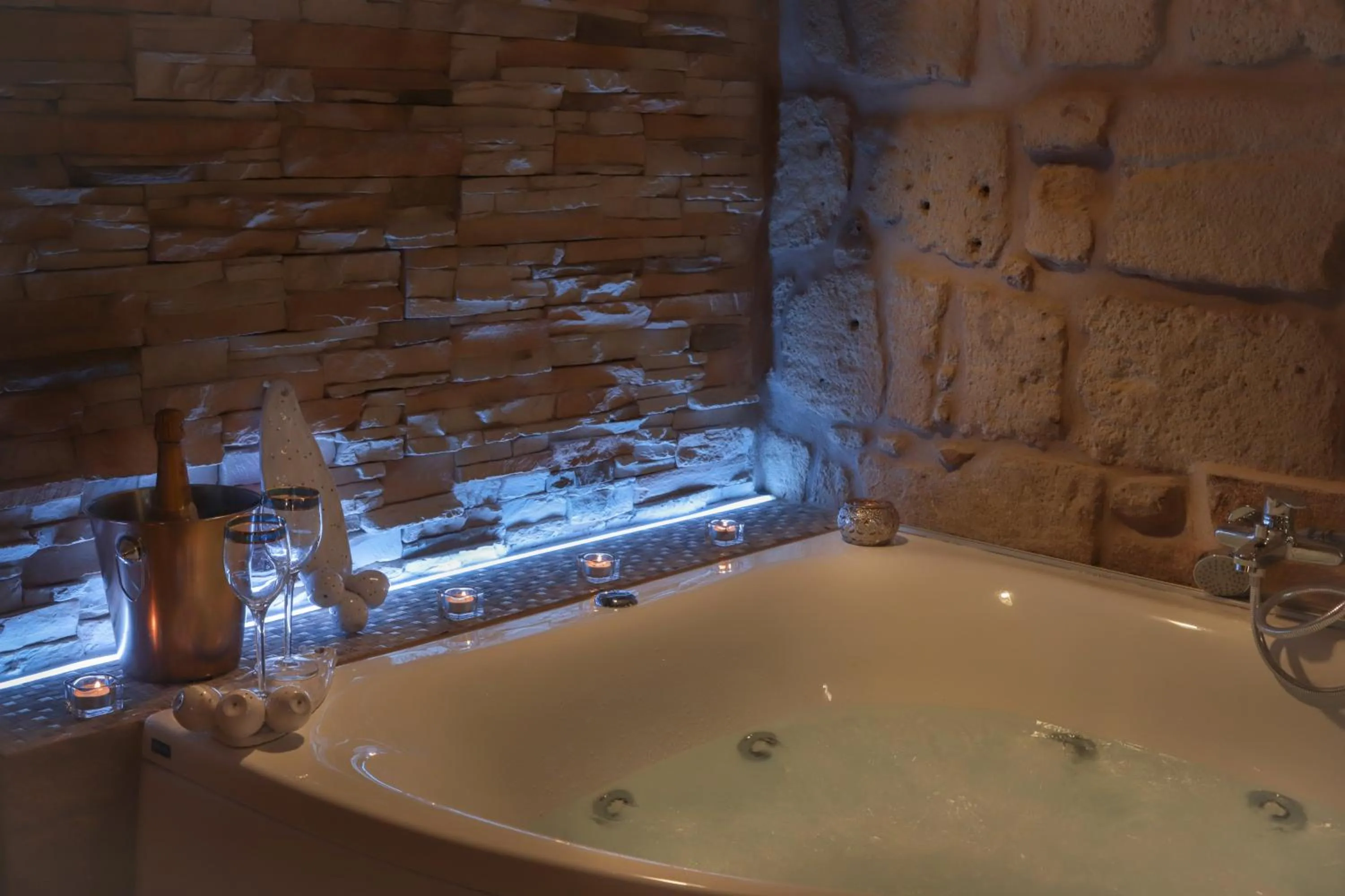 Hot Tub in HolidayMonopoli