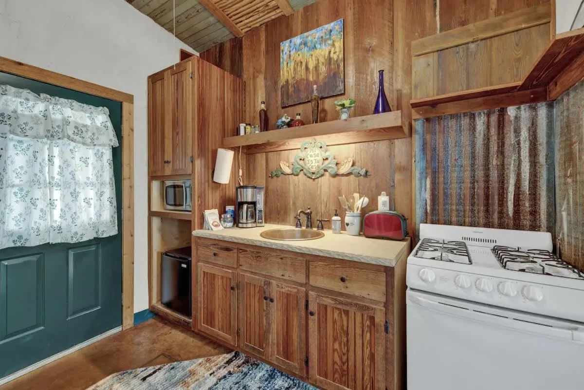 Kitchen or kitchenette in Sonora Casita Hot-Tub Four Minutes to Marktplatz!