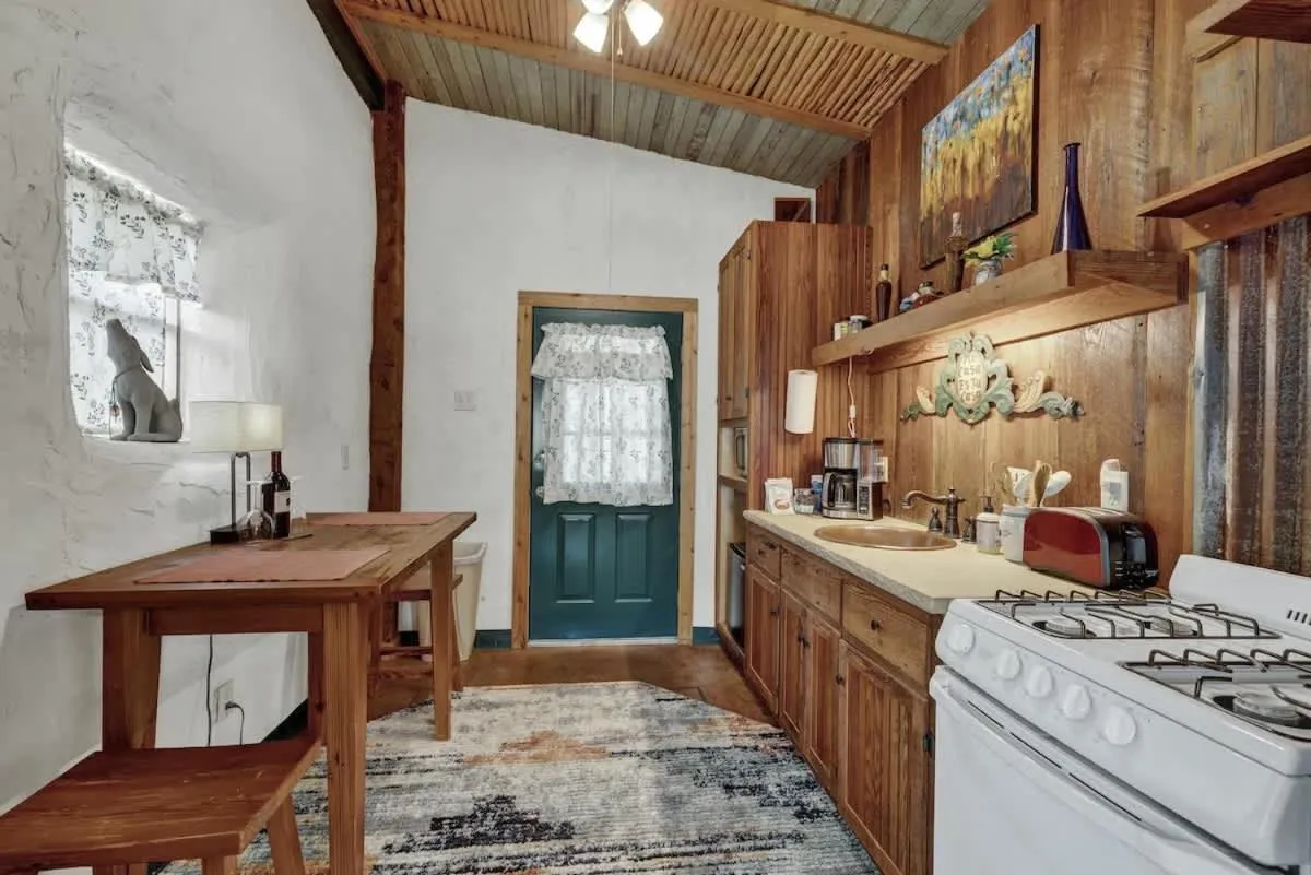 Kitchen or kitchenette in Sonora Casita Hot-Tub Four Minutes to Marktplatz!