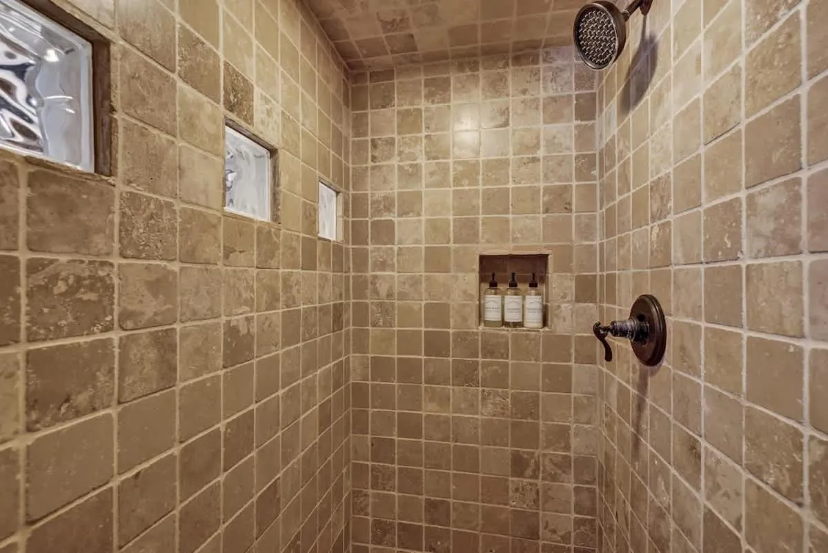 Bathroom in Sonora Casita Hot-Tub Four Minutes to Marktplatz!