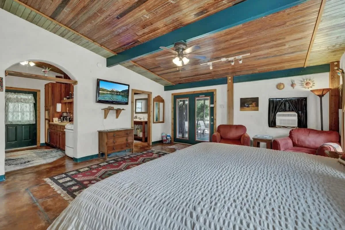 Bed in Sonora Casita Hot-Tub Four Minutes to Marktplatz!