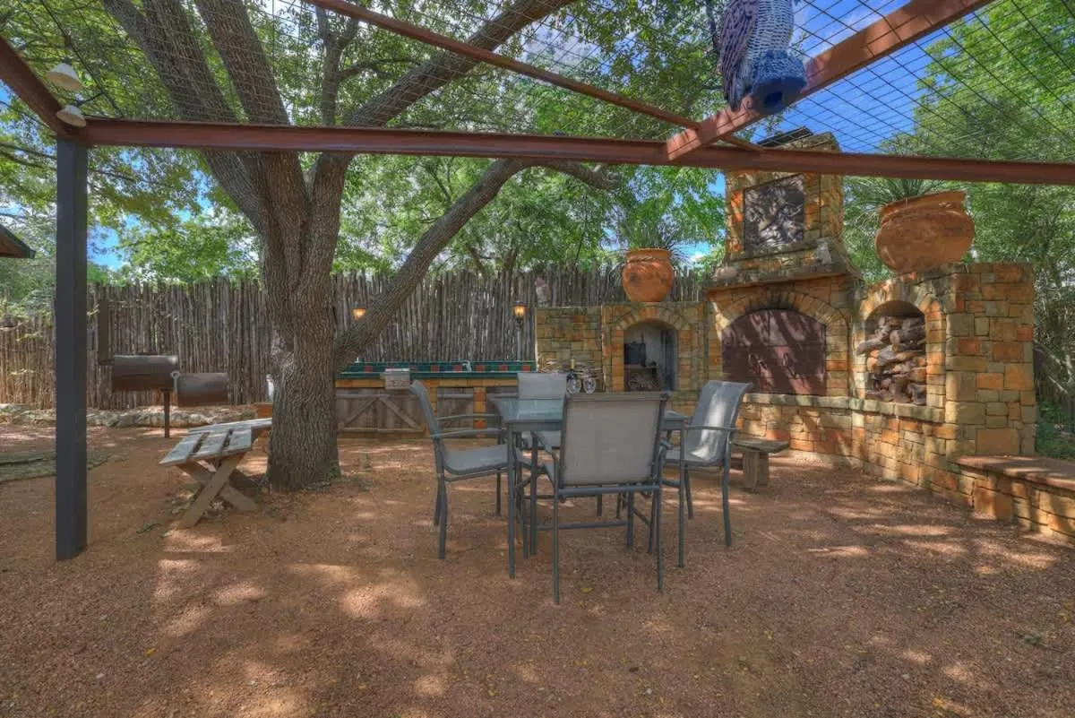 The Willows Retreat - Sleeps 17, Hot-Tubs, Close to Main Street!