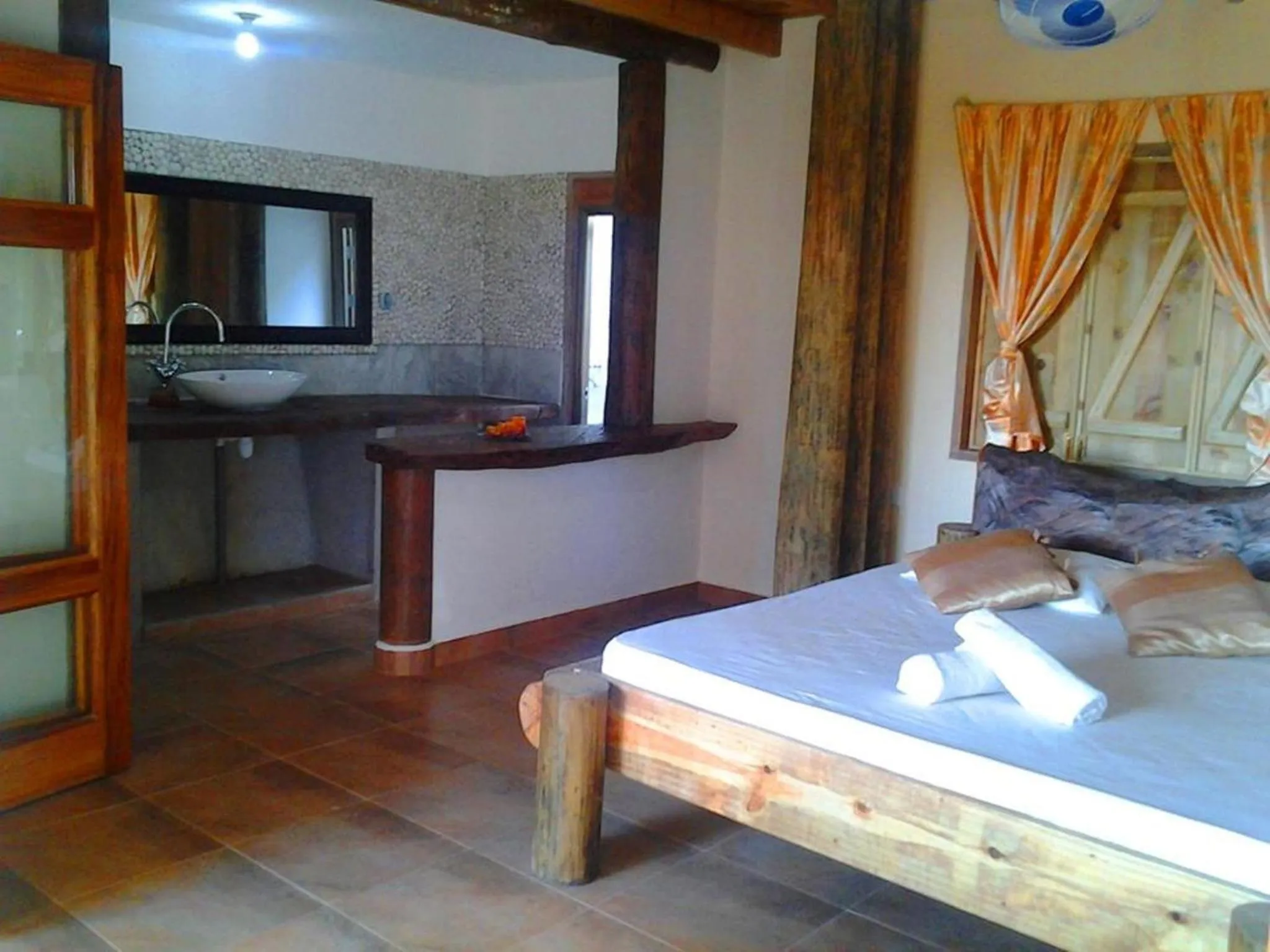 bunk bed, Bed in Kaz Ladouceur