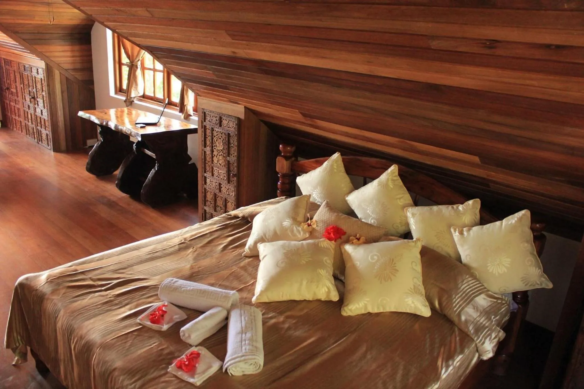 bunk bed, Bed in Kaz Ladouceur