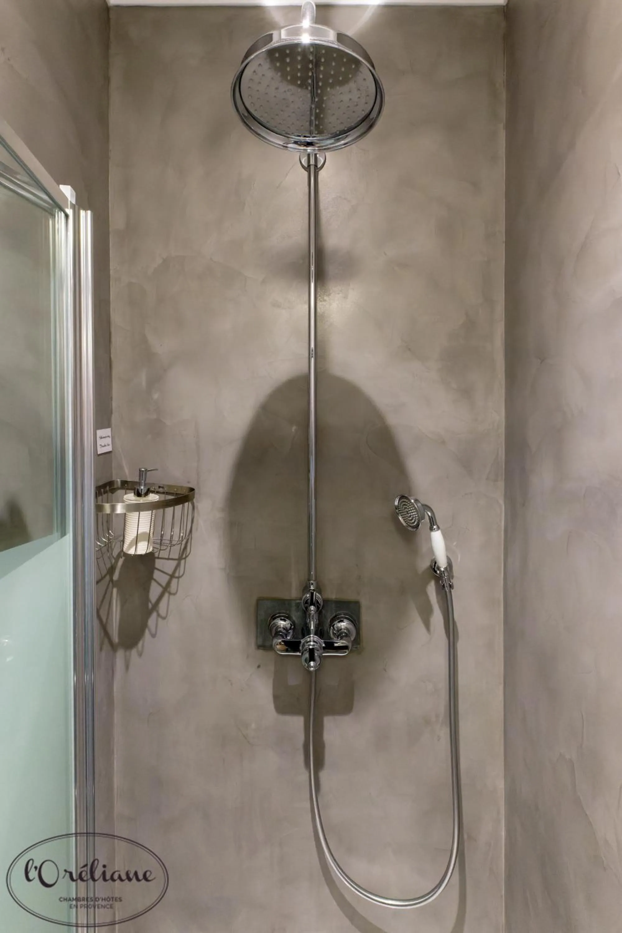 Shower in CHAMBRES D'HÔTES L'Oréliane en Provence Adults Only