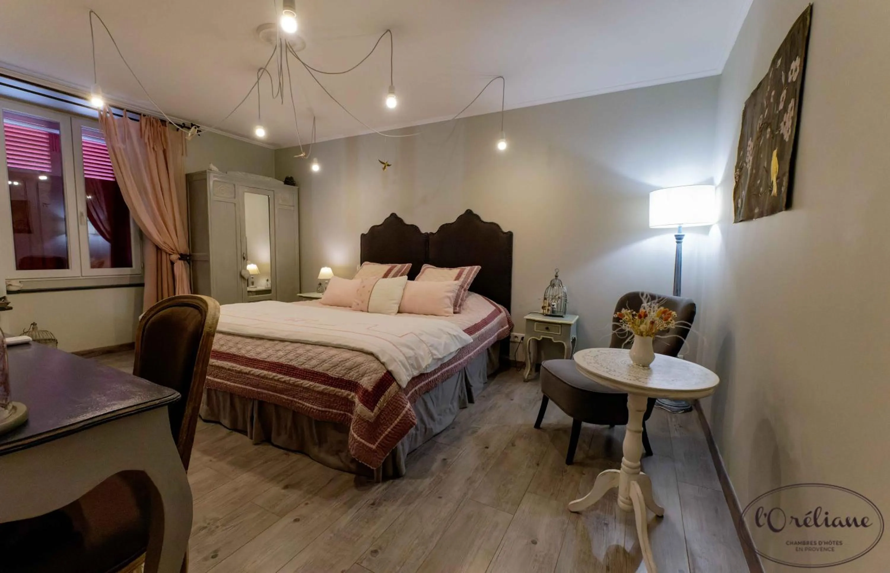 Bed in CHAMBRES D'HÔTES L'Oréliane en Provence Adults Only