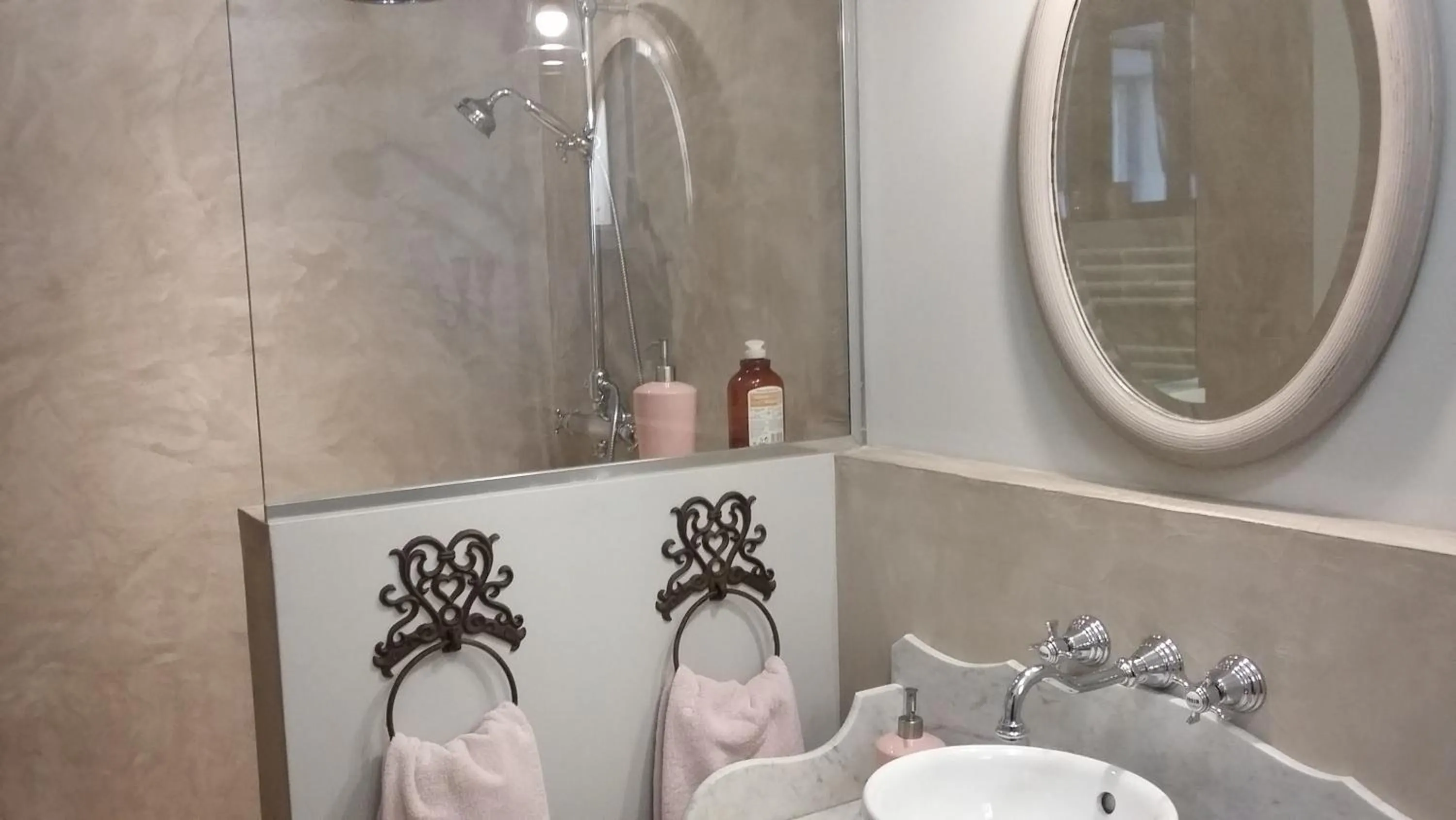 Shower in CHAMBRES D'HÔTES L'Oréliane en Provence Adults Only