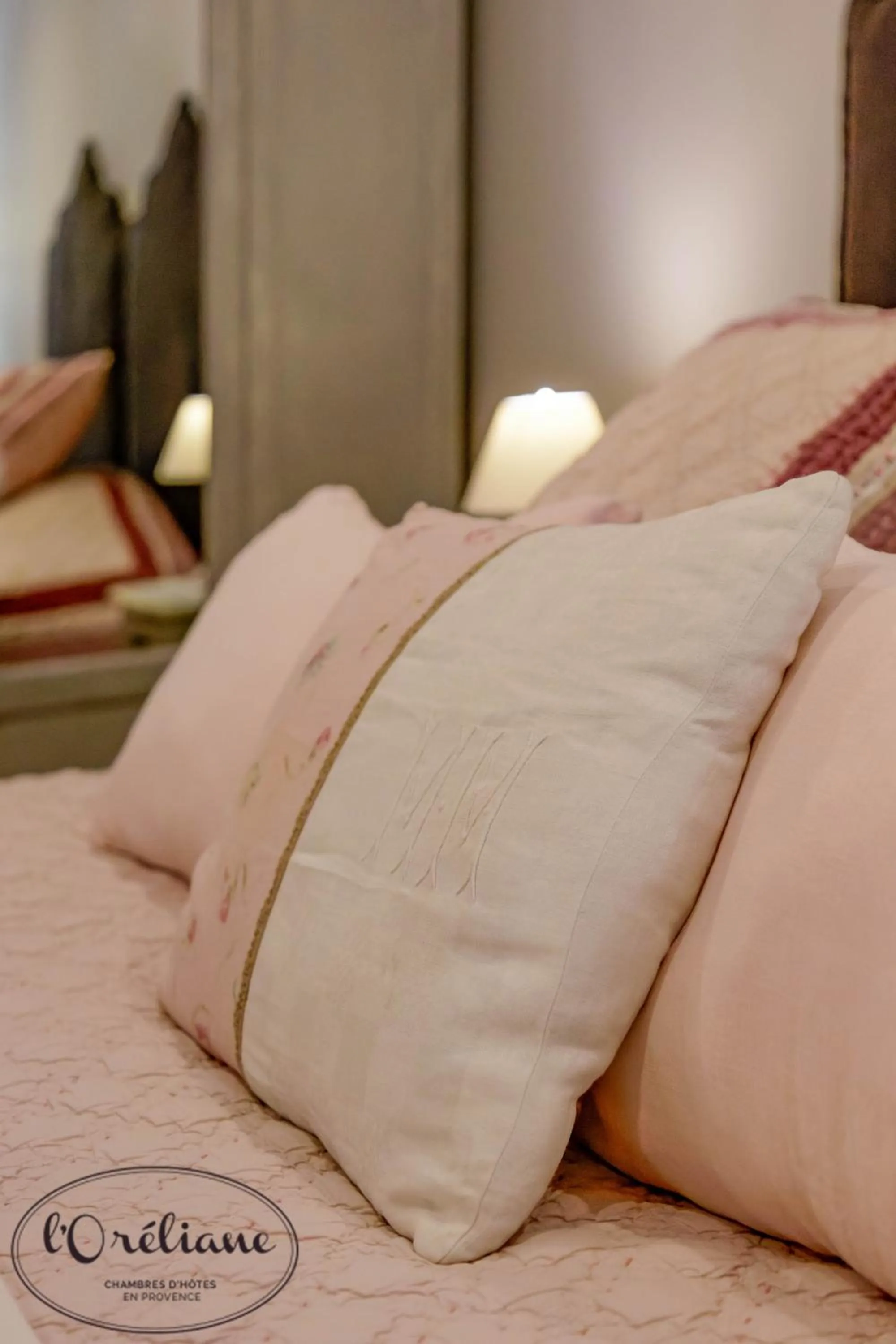 Bed in CHAMBRES D'HÔTES L'Oréliane en Provence Adults Only