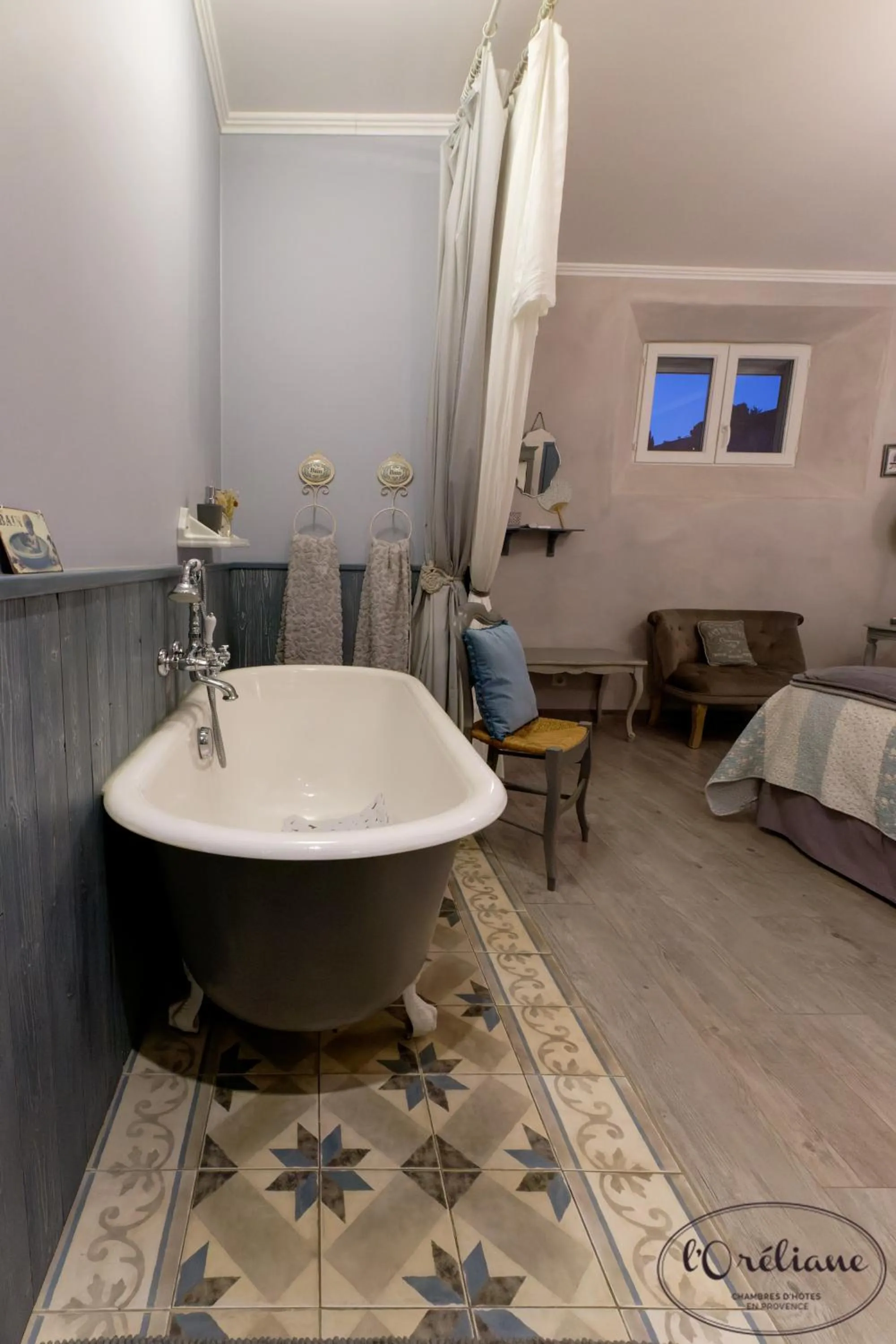 Photo of the whole room, Bed in CHAMBRES D'HÔTES L'Oréliane en Provence Adults Only