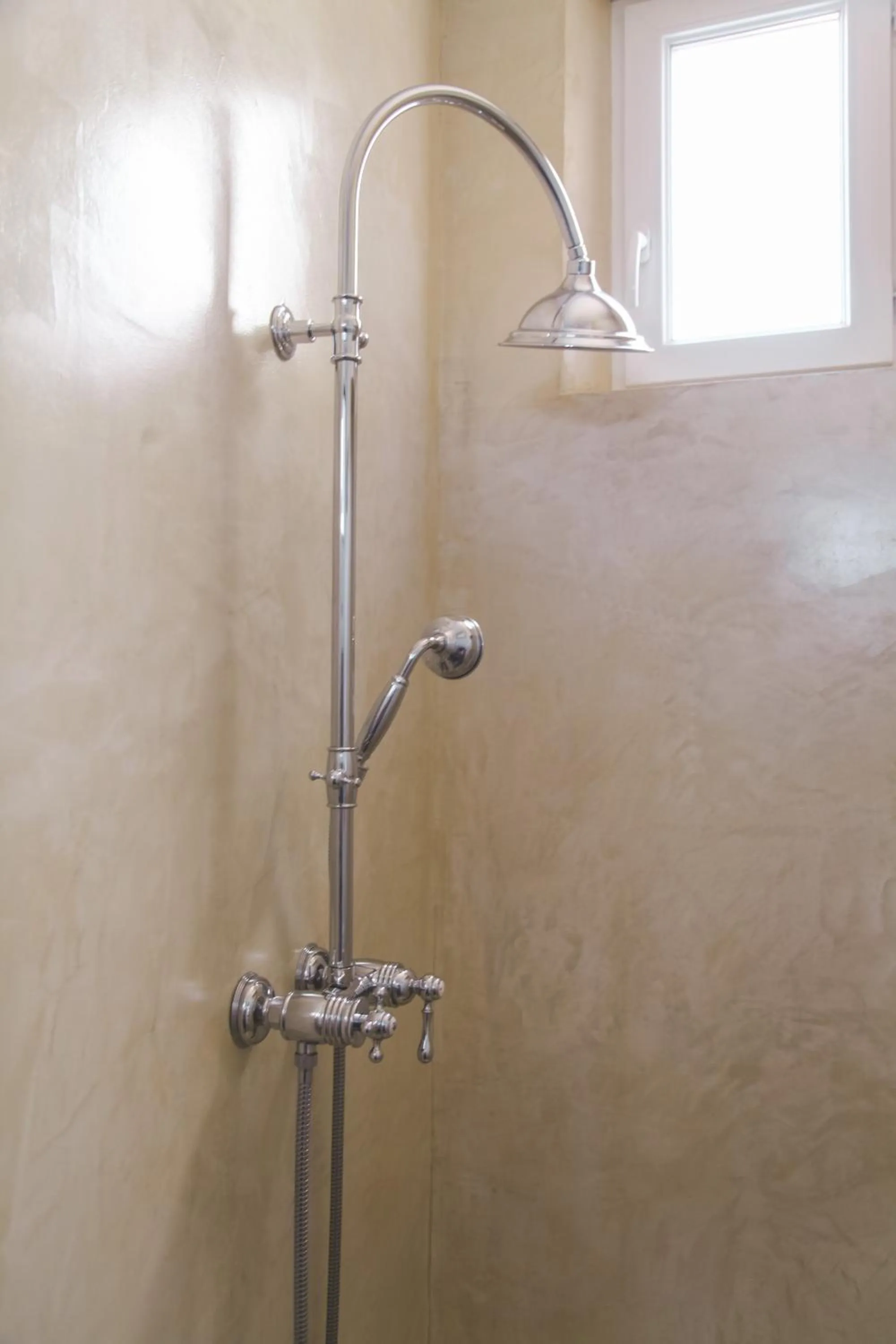 Shower in CHAMBRES D'HÔTES L'Oréliane en Provence Adults Only