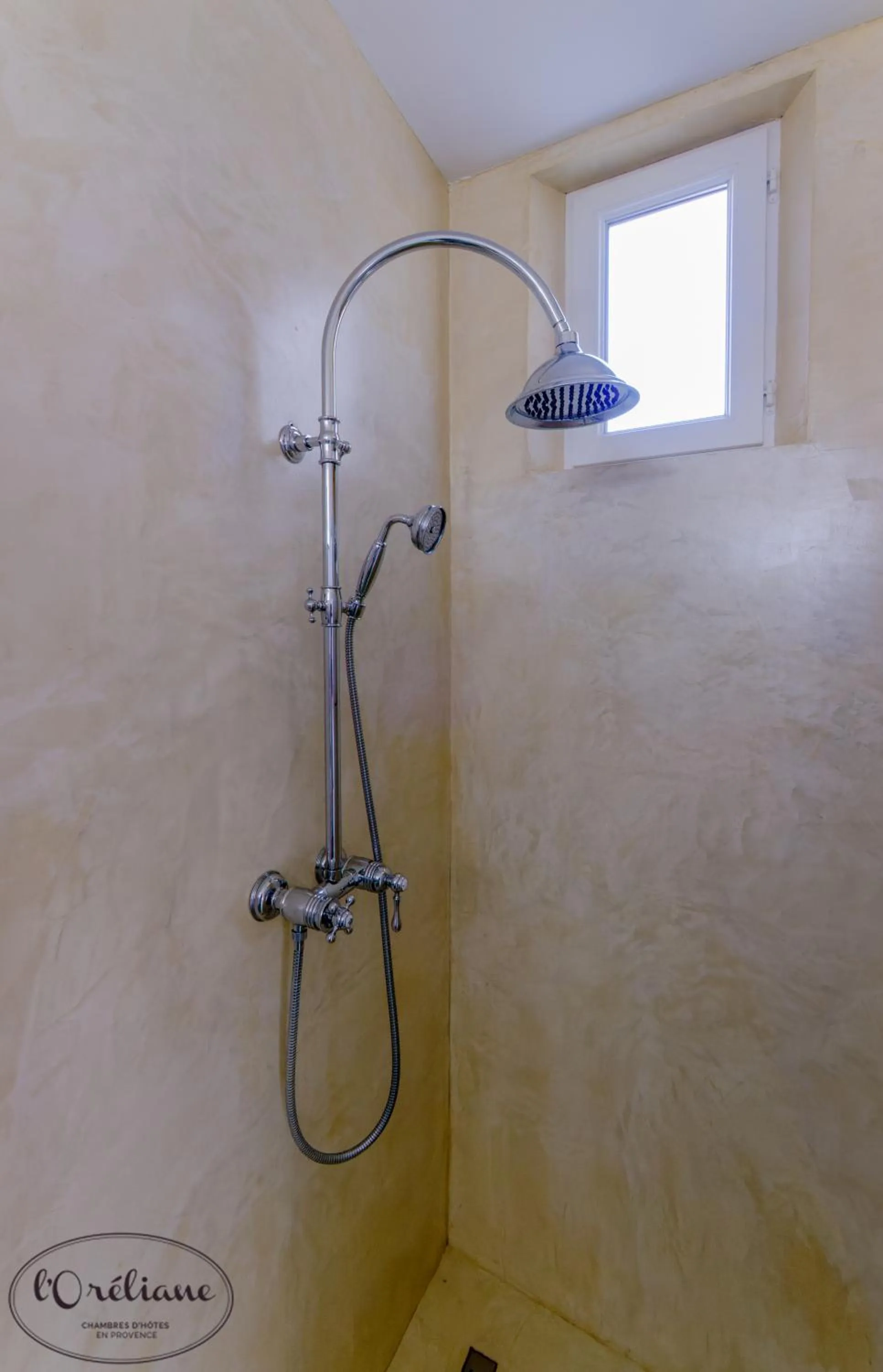 Shower in CHAMBRES D'HÔTES L'Oréliane en Provence Adults Only