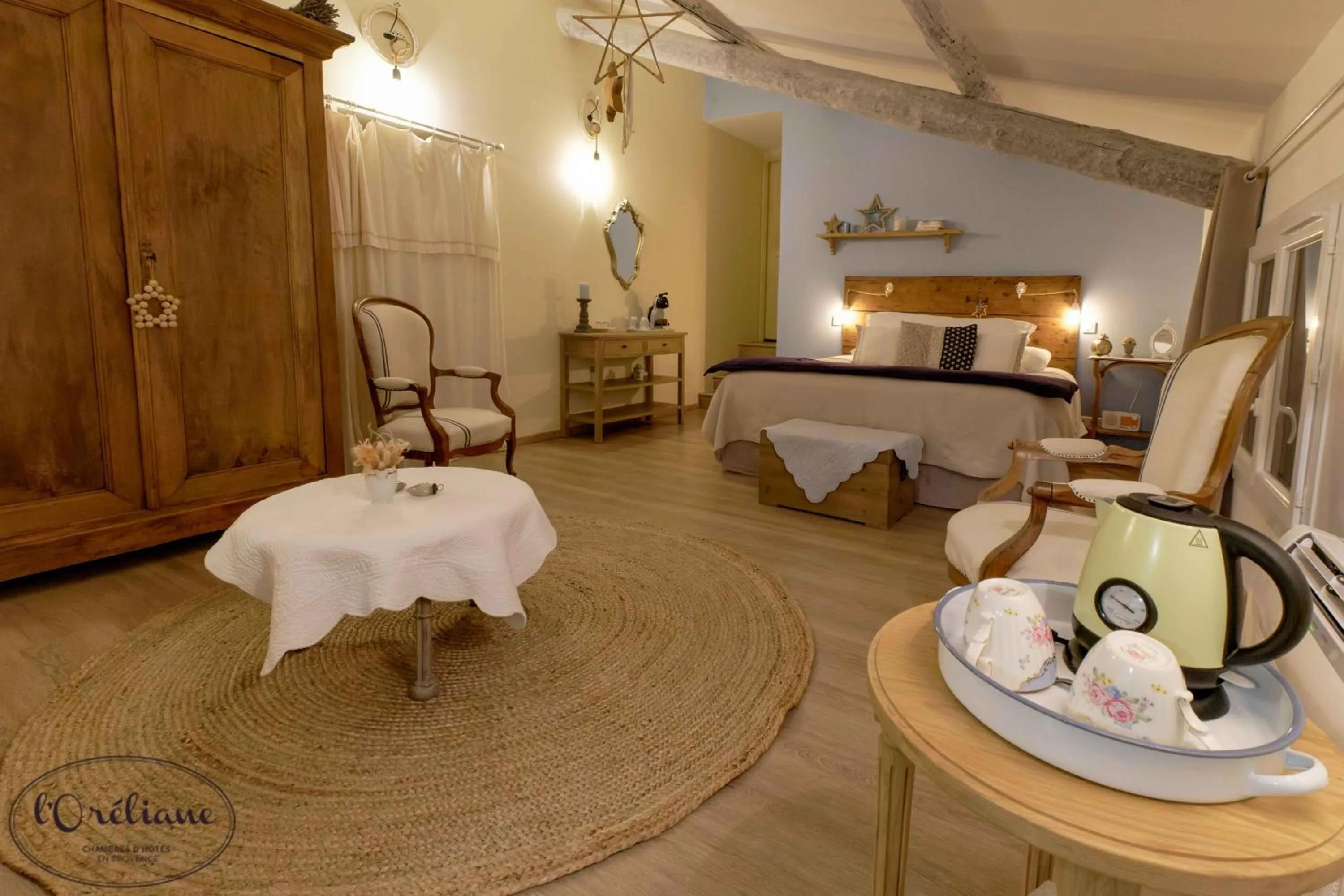 Photo of the whole room in CHAMBRES D'HÔTES L'Oréliane en Provence Adults Only