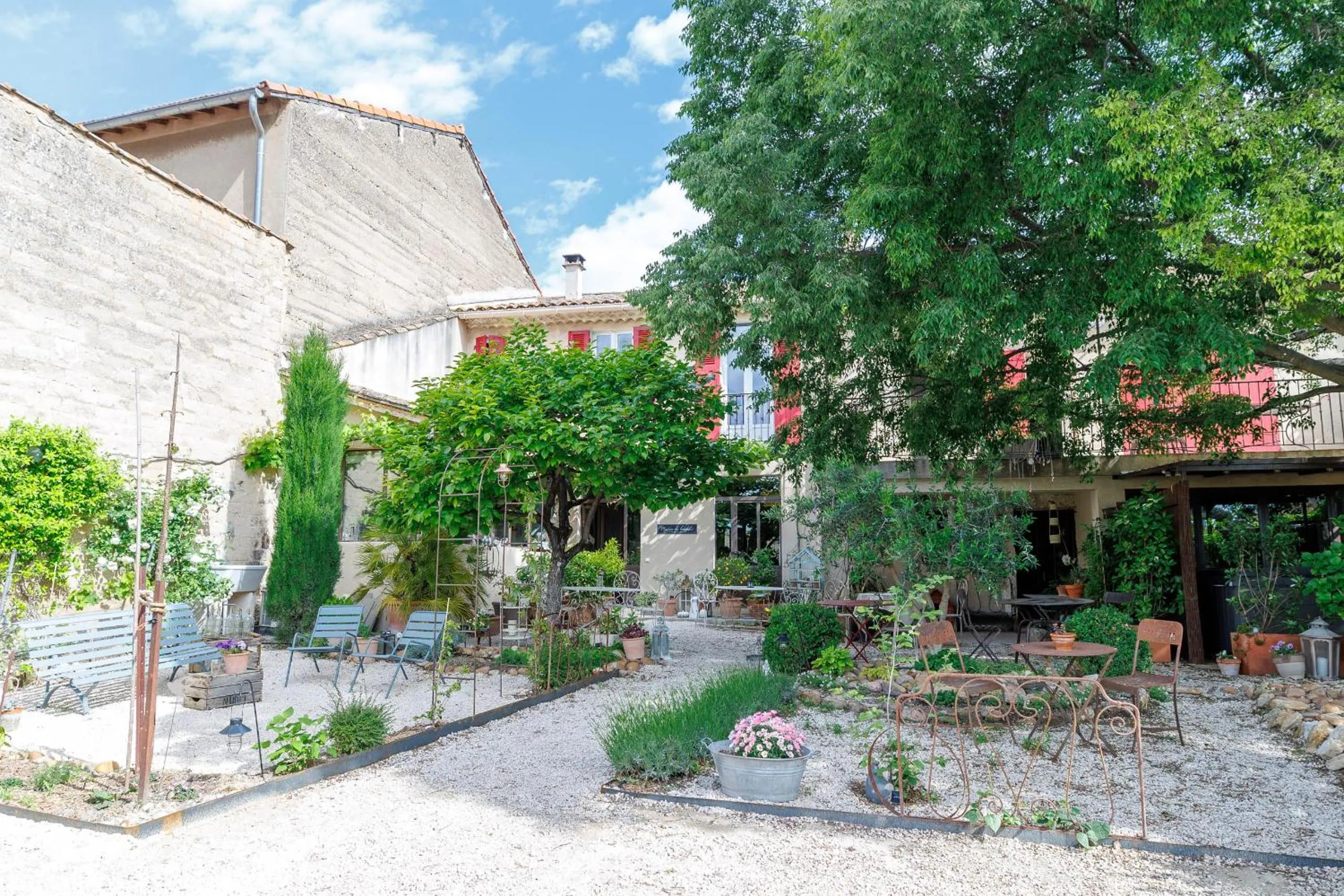 Property building in CHAMBRES D'HÔTES L'Oréliane en Provence Adults Only
