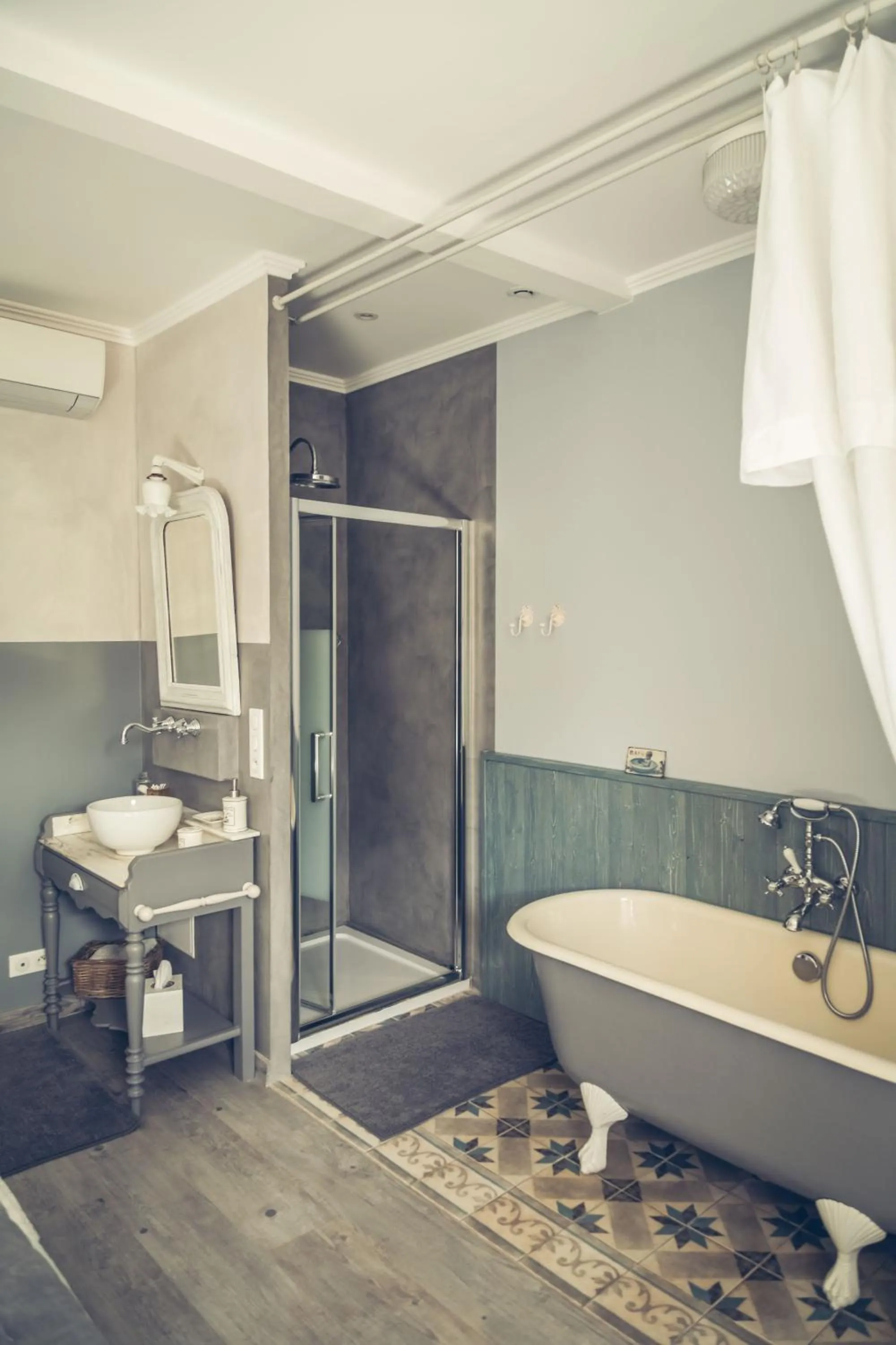 Shower in CHAMBRES D'HÔTES L'Oréliane en Provence Adults Only