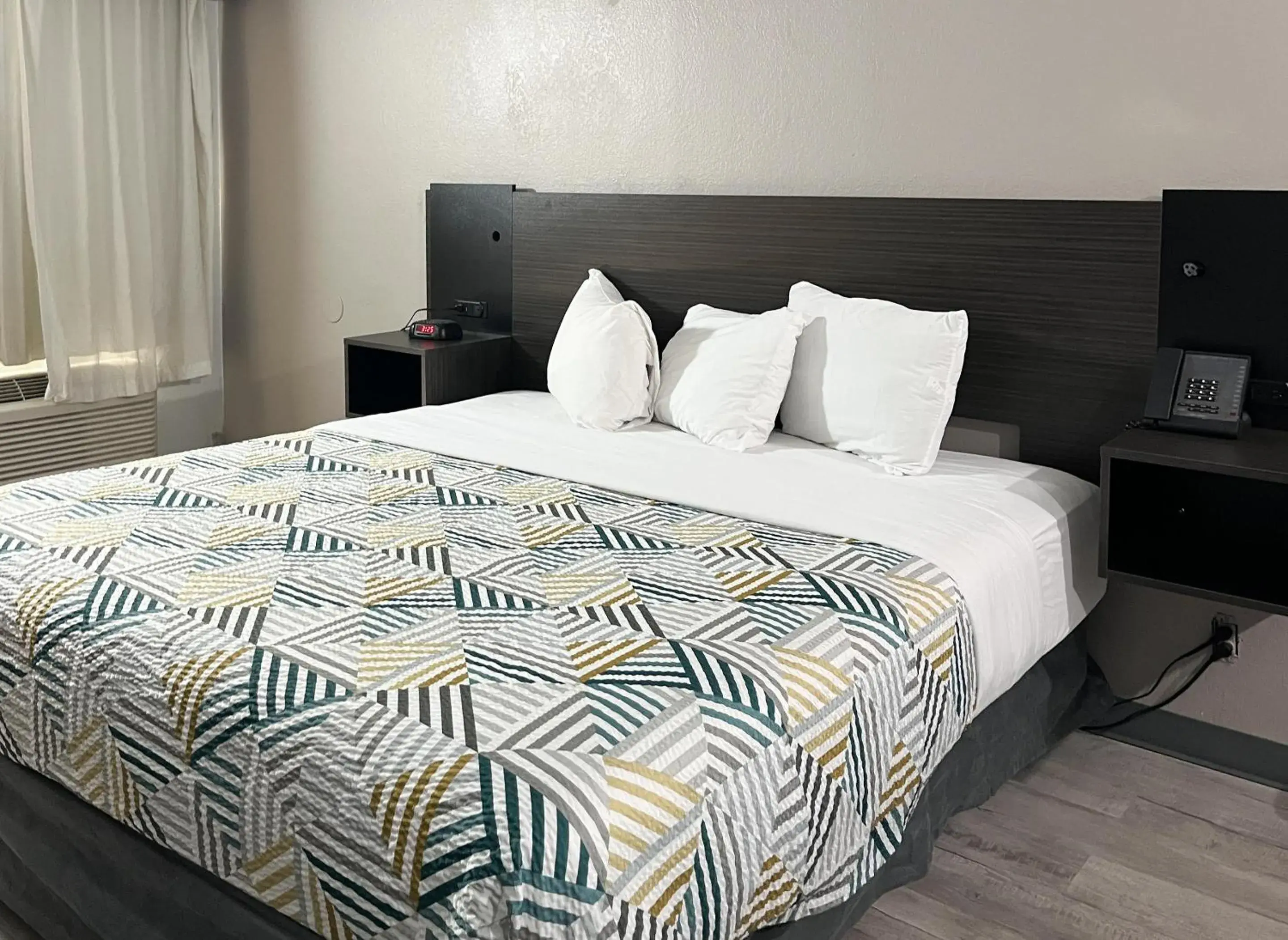 Deluxe King Room - single occupancy - Non-Smoking in Studio 6 North Las Vegas, NV Deluxe King Room - single occupancy - Non-Smoking in Studio 6 North Las Vegas, NV