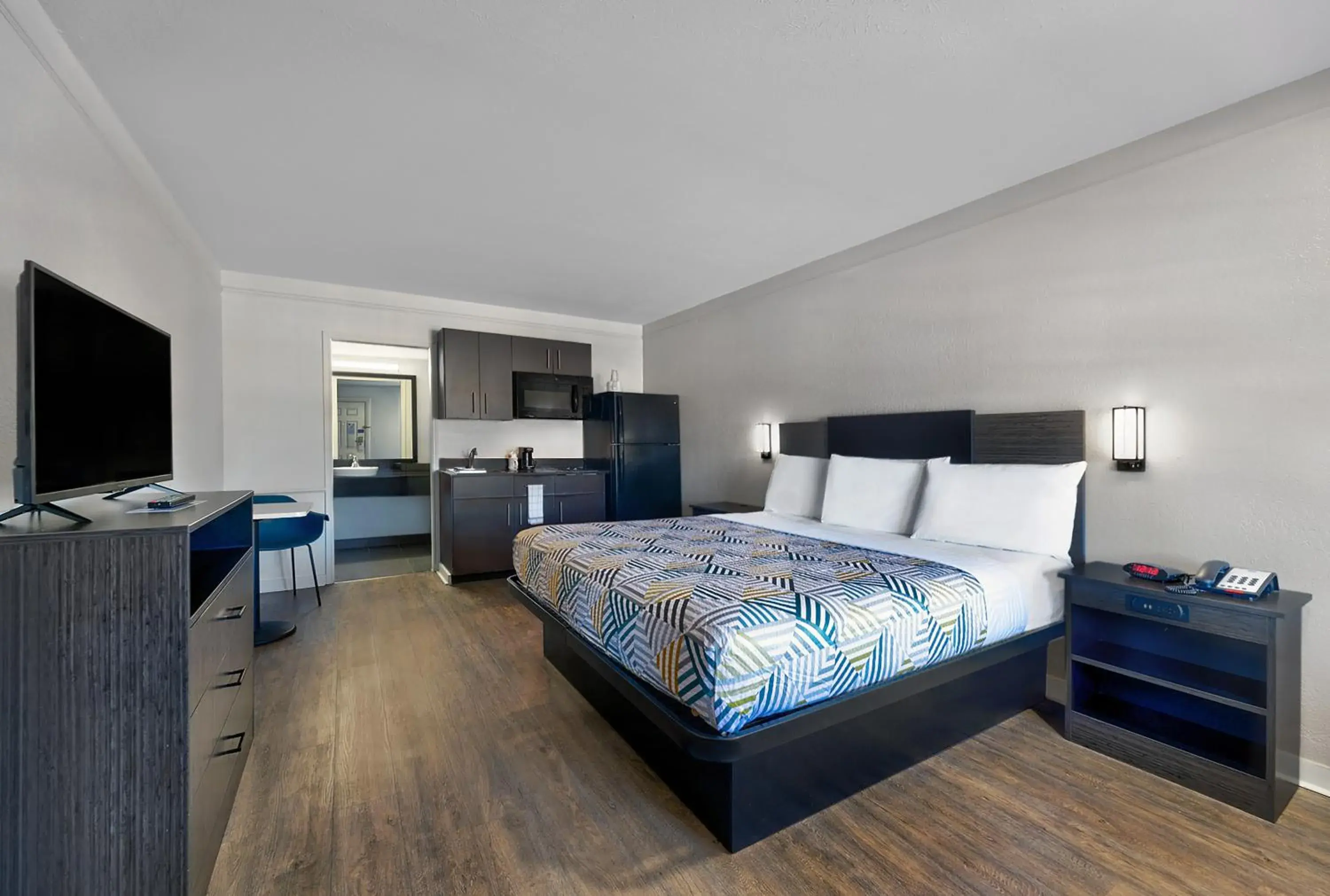 Queen Room with Two Queen Beds - Disability Access - Non-Smoking in Studio 6 North Las Vegas, NV Queen Room with Two Queen Beds - Disability Access - Non-Smoking in Studio 6 North Las Vegas, NV