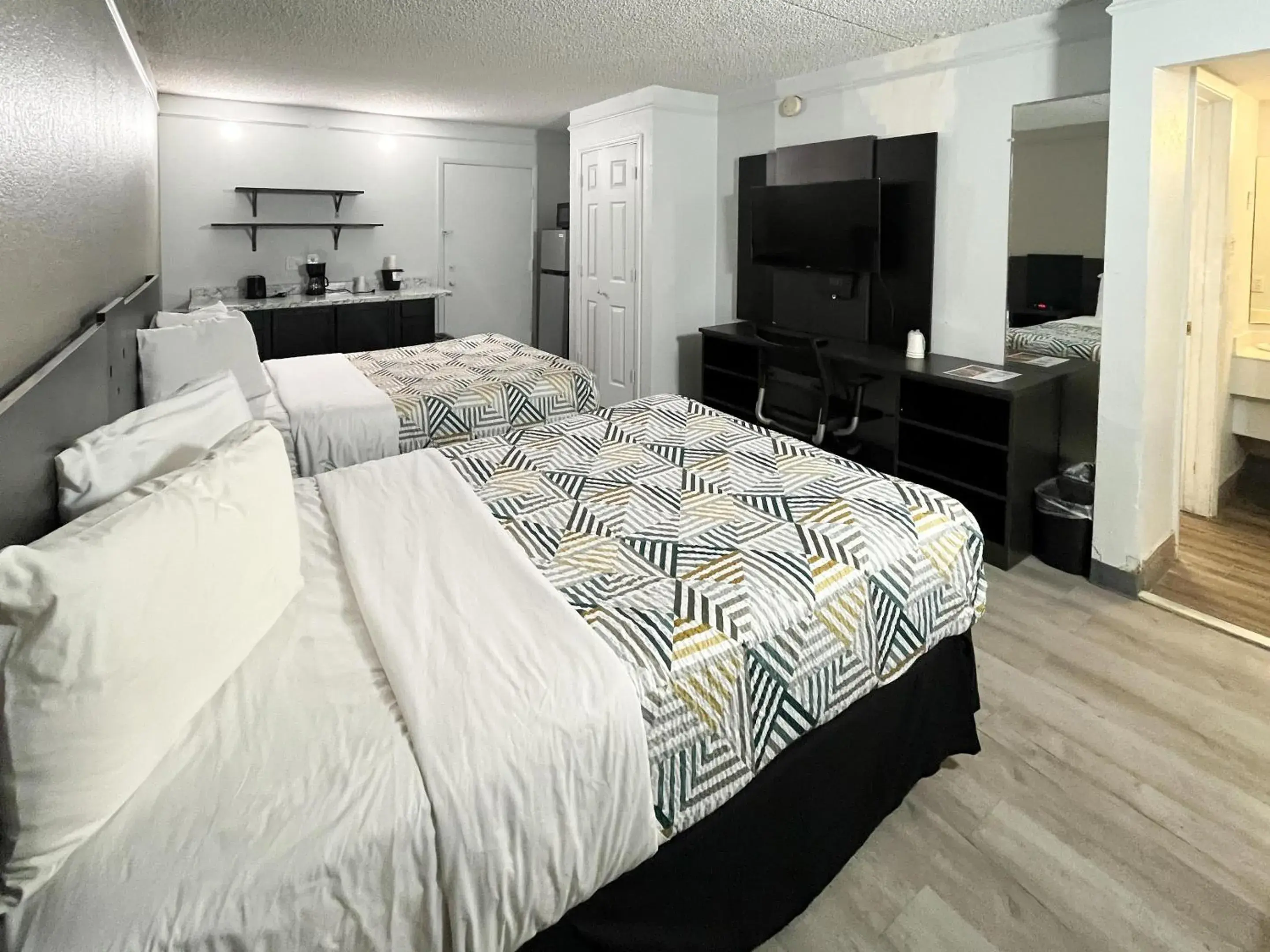 Queen Room with Two Queen Beds - Non-Smoking in Studio 6 North Las Vegas, NV Queen Room with Two Queen Beds - Non-Smoking in Studio 6 North Las Vegas, NV