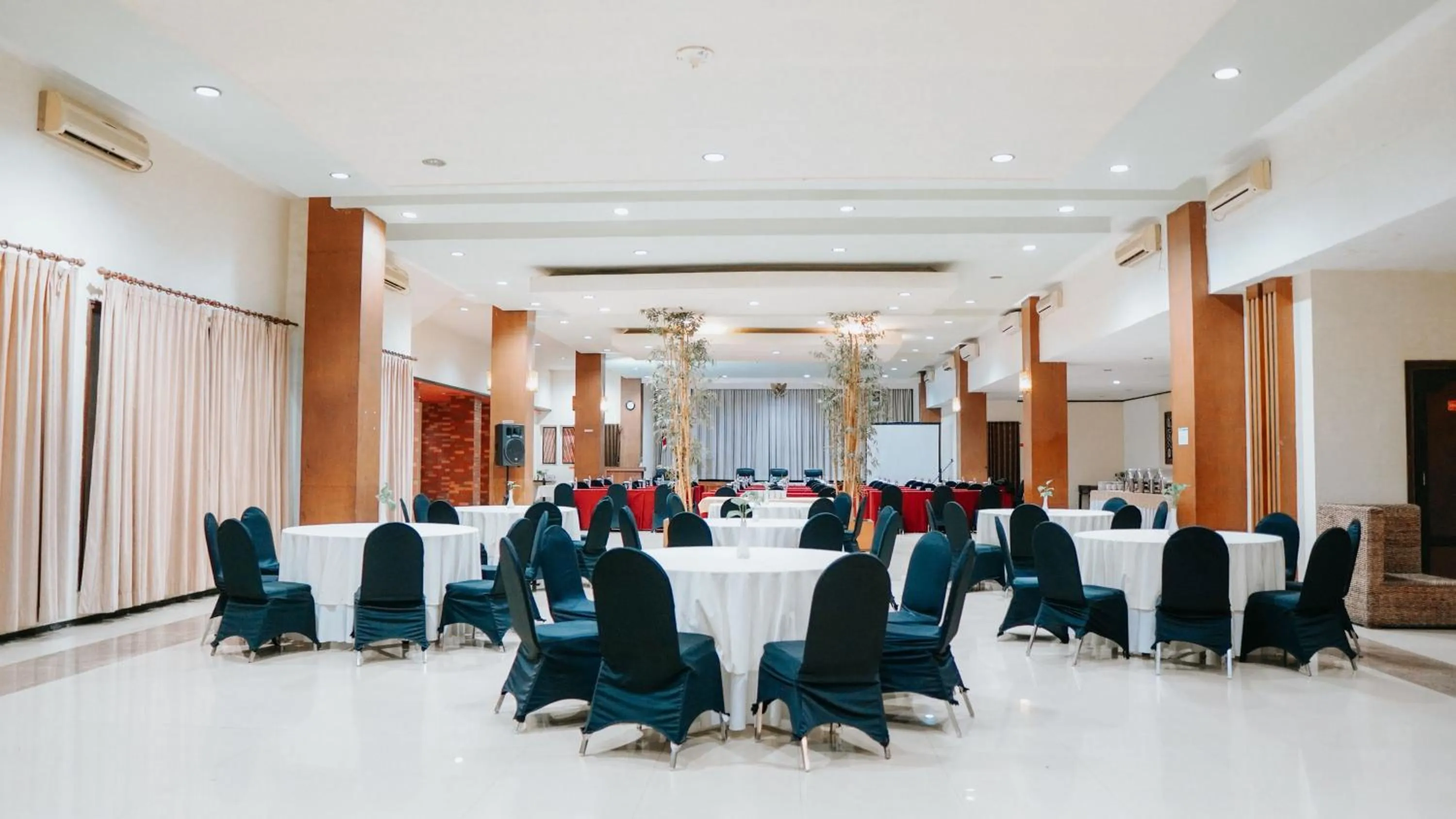 Tuwuh Hotel at Kayutangan