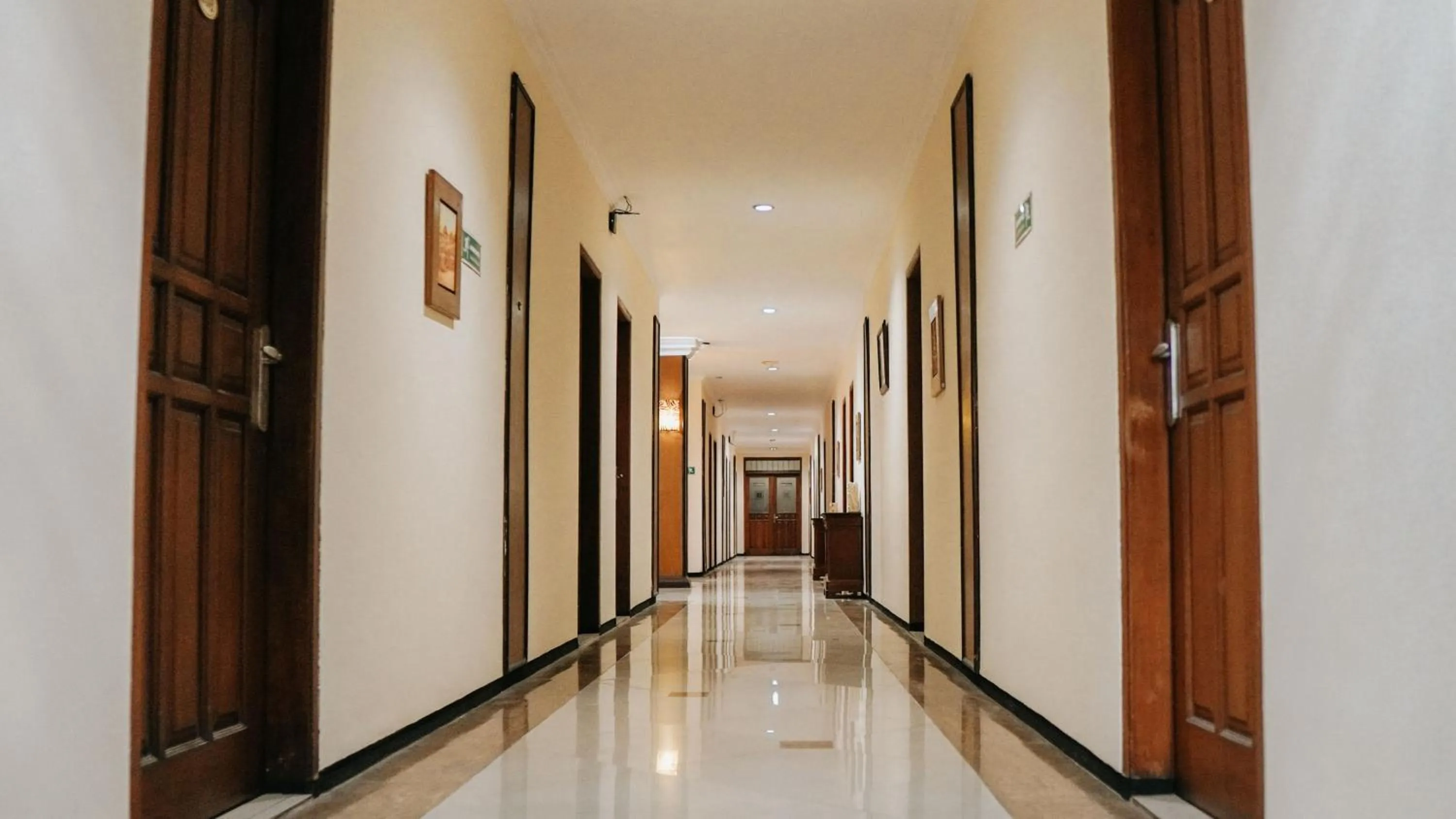 Tuwuh Hotel at Kayutangan