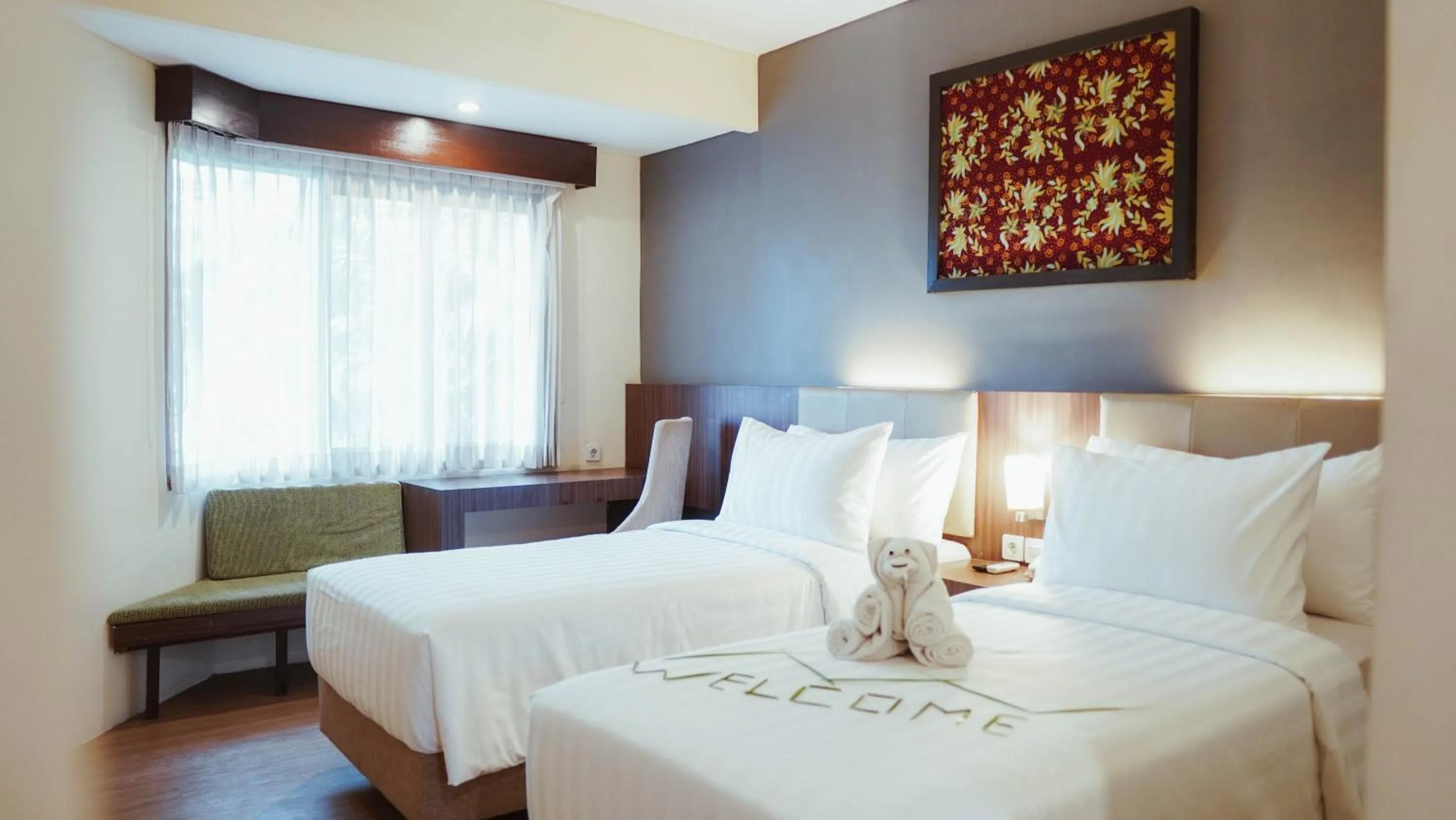 Bed in Tuwuh Hotel at Kayutangan