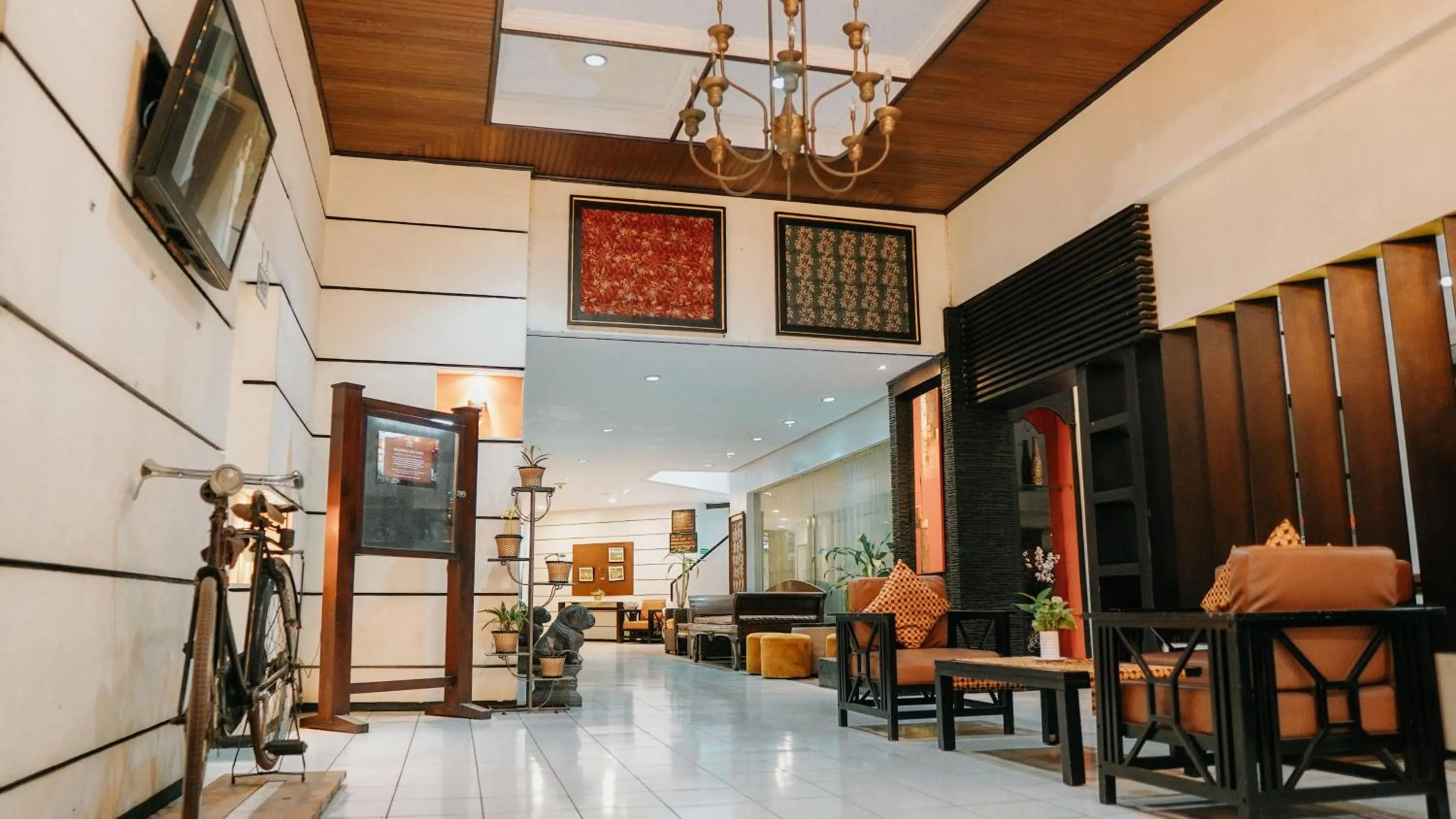 Tuwuh Hotel at Kayutangan