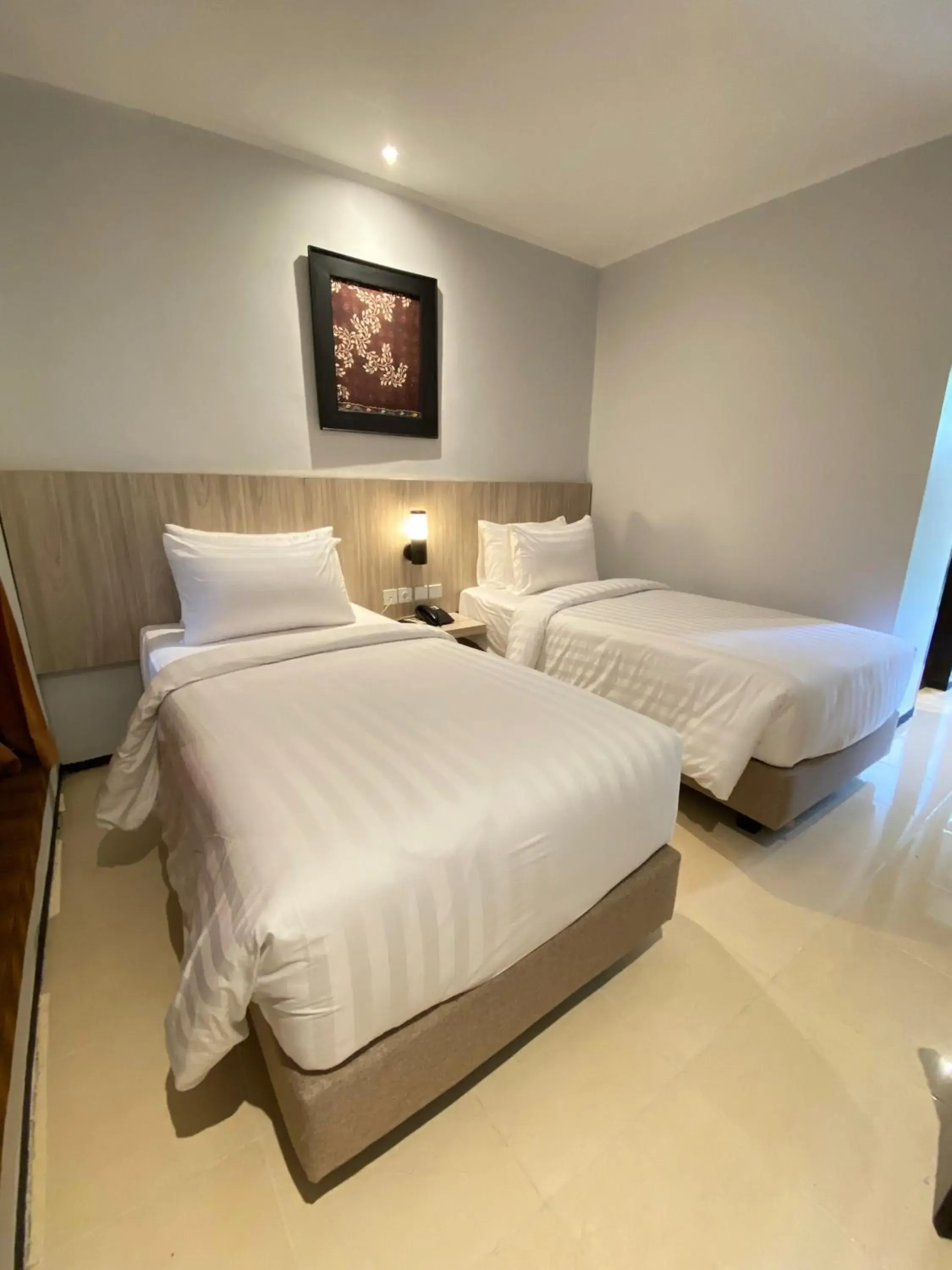 Deluxe Twin Room in Tuwuh Hotel at Kayutangan Deluxe Twin Room in Tuwuh Hotel at Kayutangan