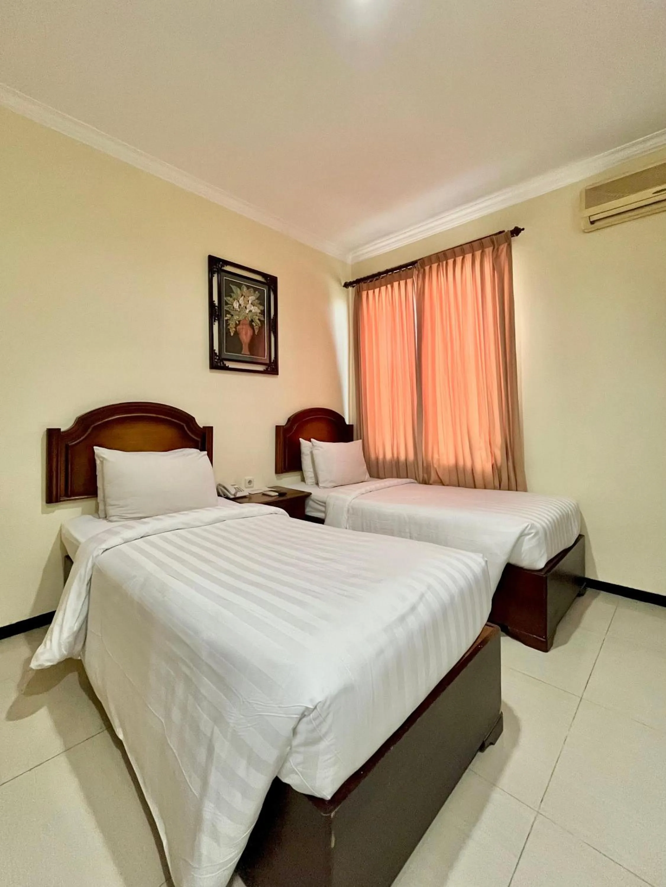 Bed in Tuwuh Hotel at Kayutangan