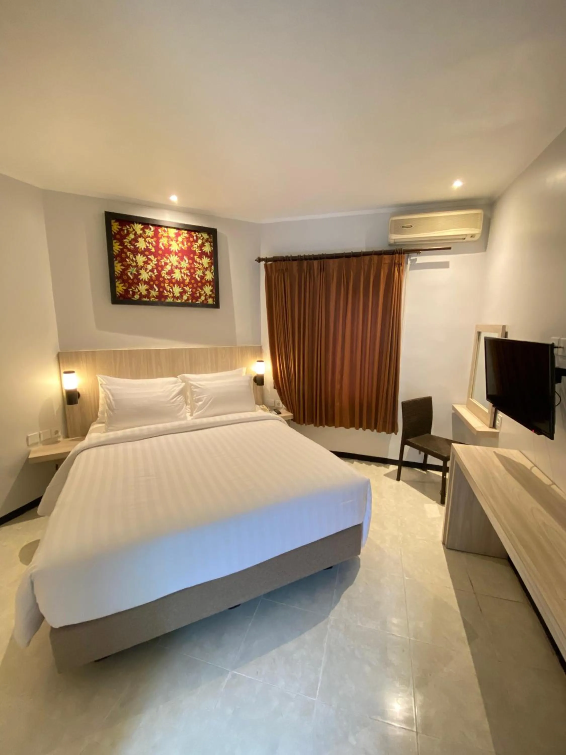 Photo of the whole room, Bed in Tuwuh Hotel at Kayutangan