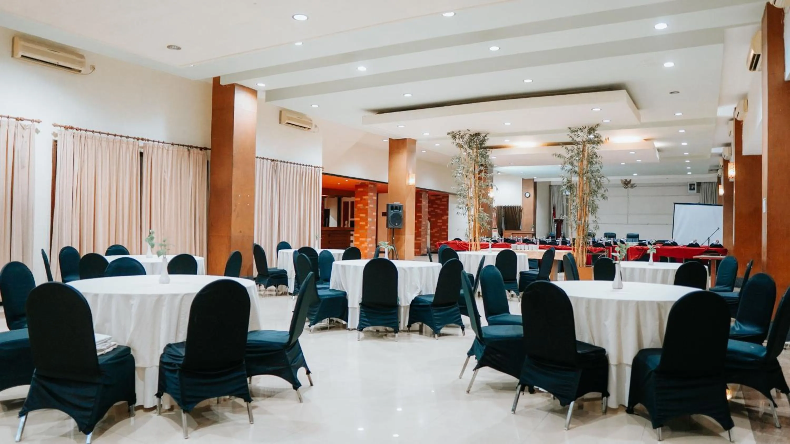 Tuwuh Hotel at Kayutangan