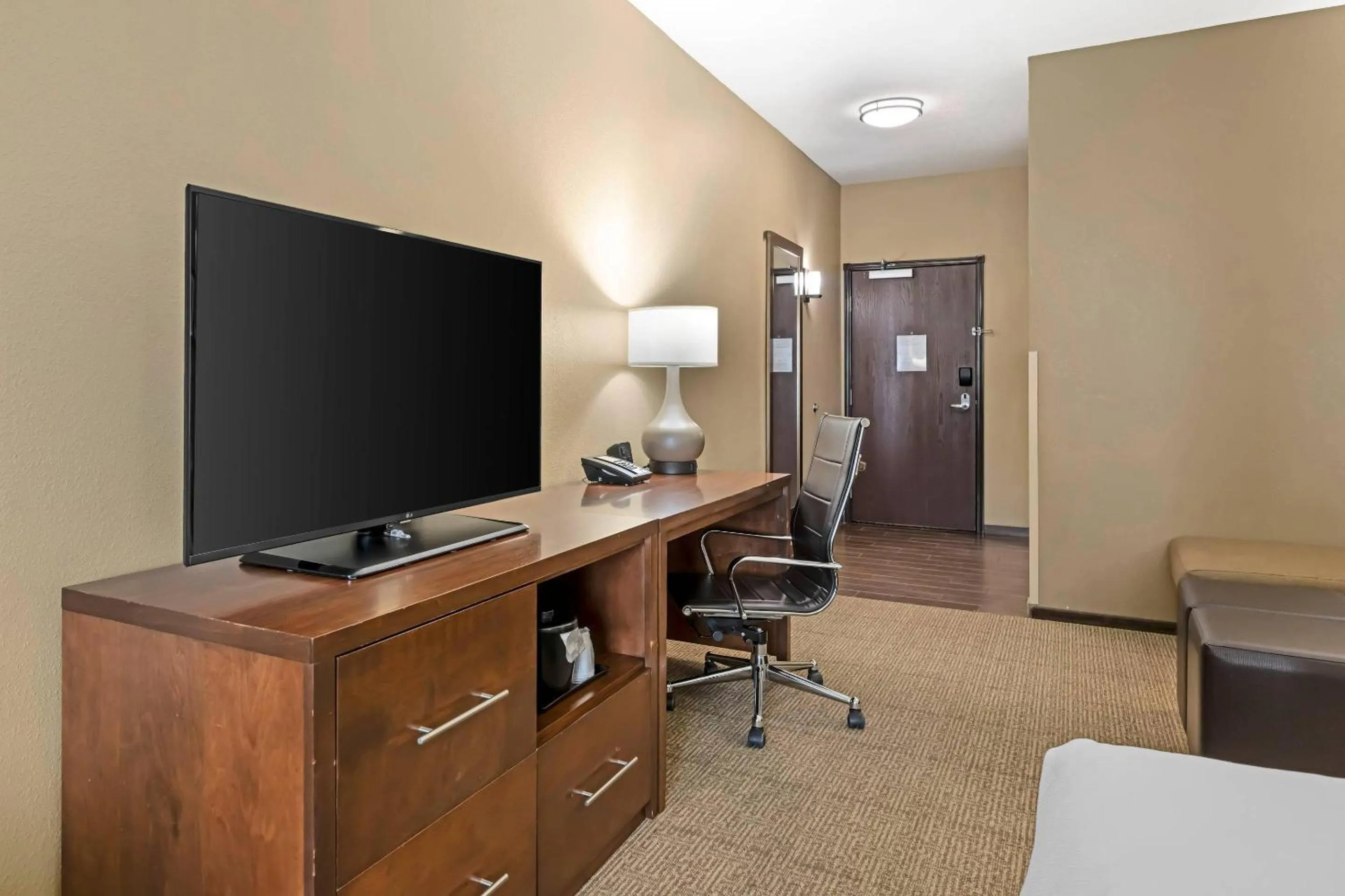 Bedroom in Comfort Suites West Omaha