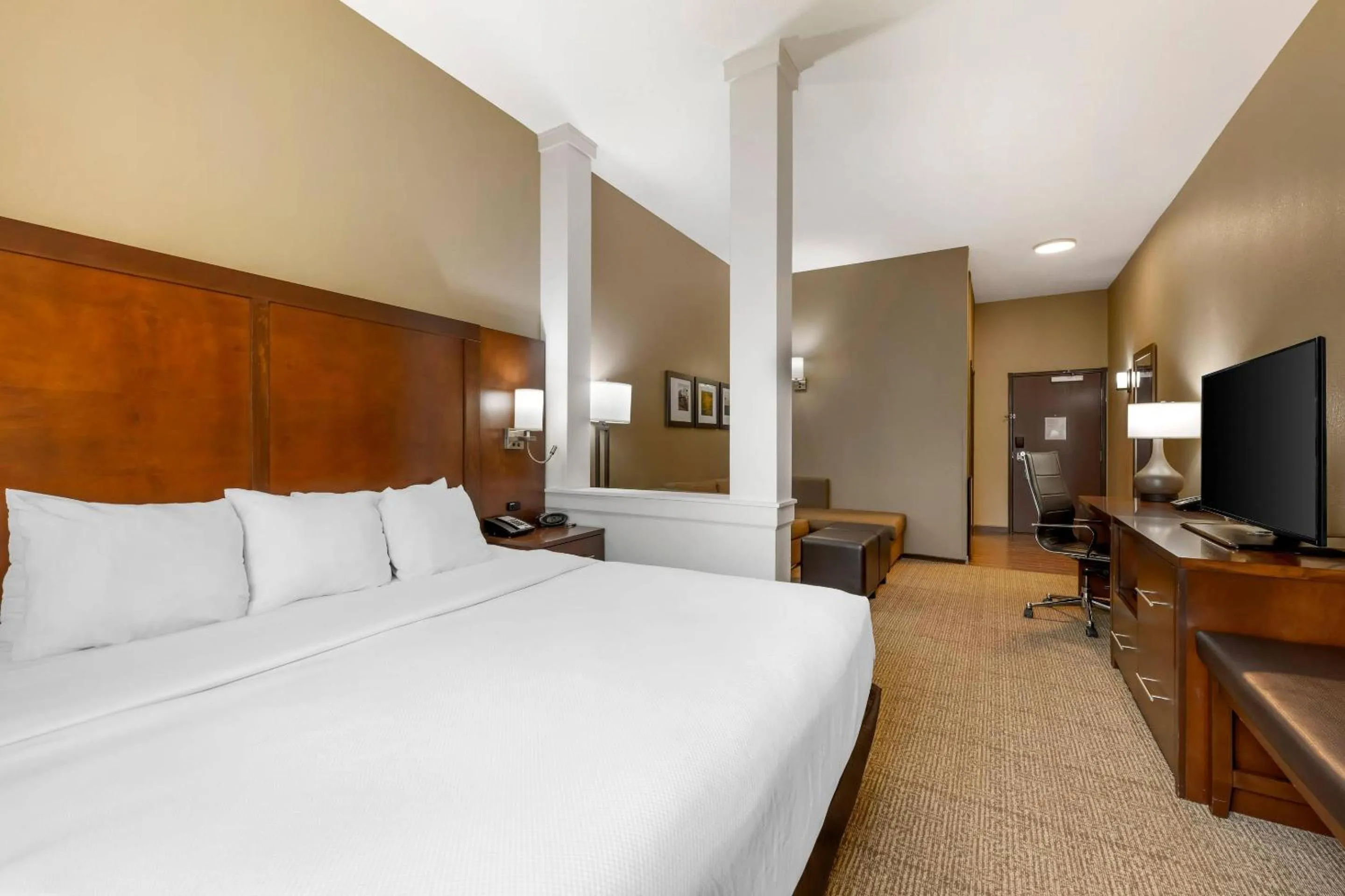 Bedroom, Bed in Comfort Suites West Omaha