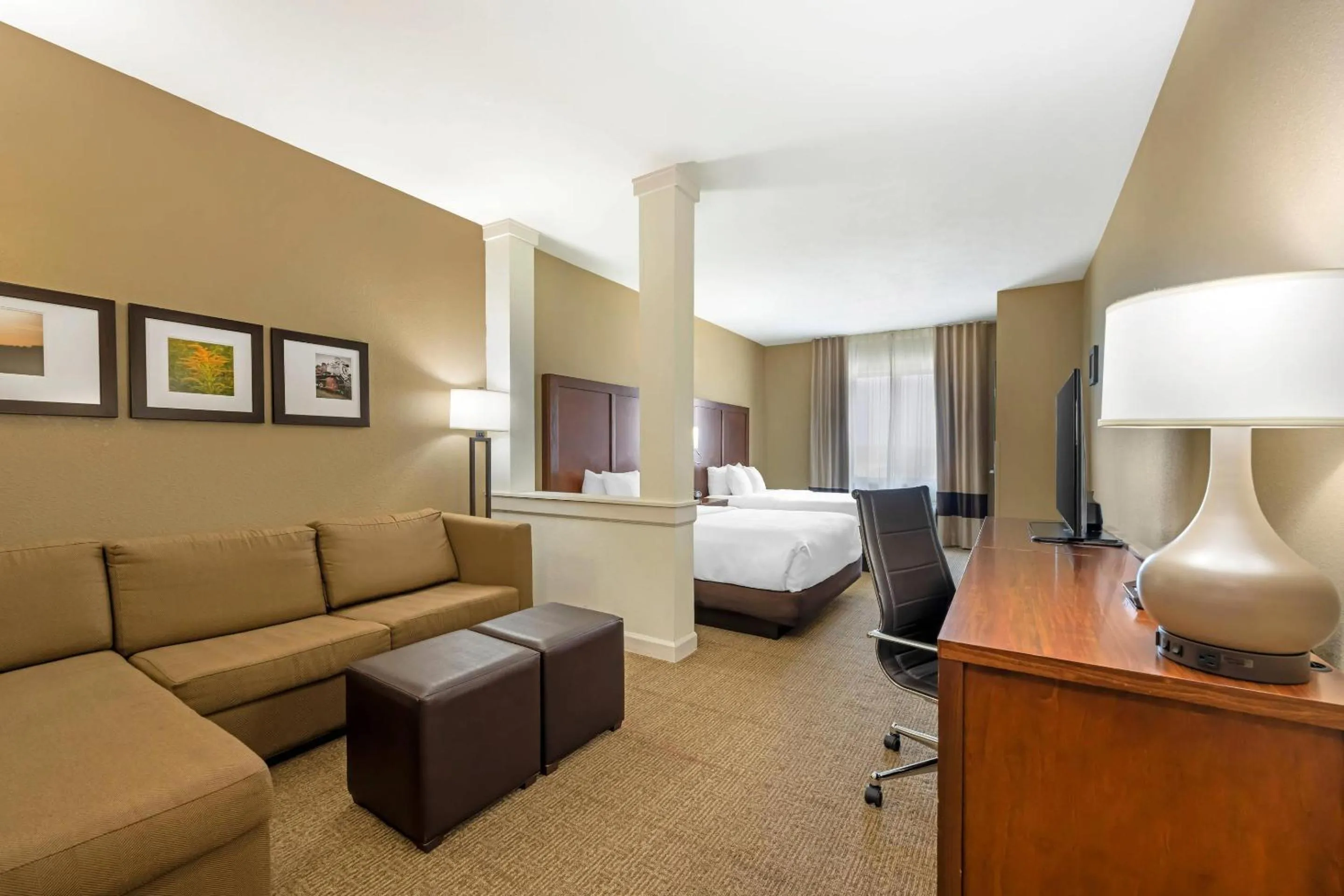 Bedroom, Bed in Comfort Suites West Omaha