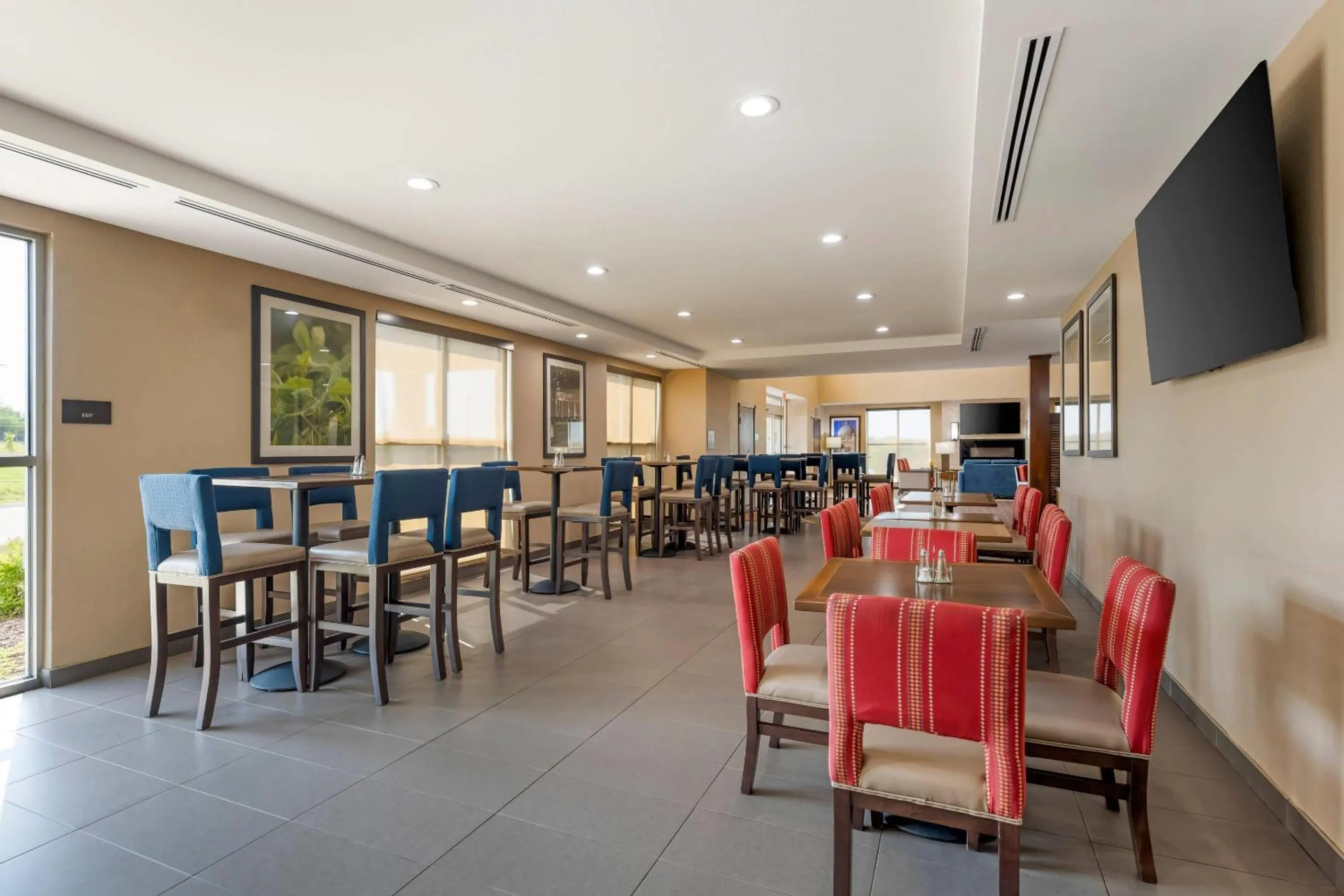 Breakfast in Comfort Suites West Omaha