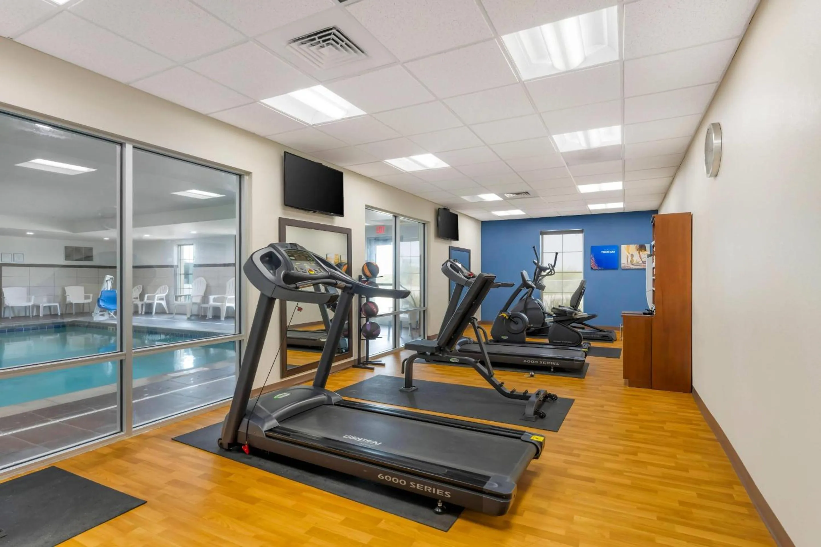 Fitness centre/facilities in Comfort Suites West Omaha